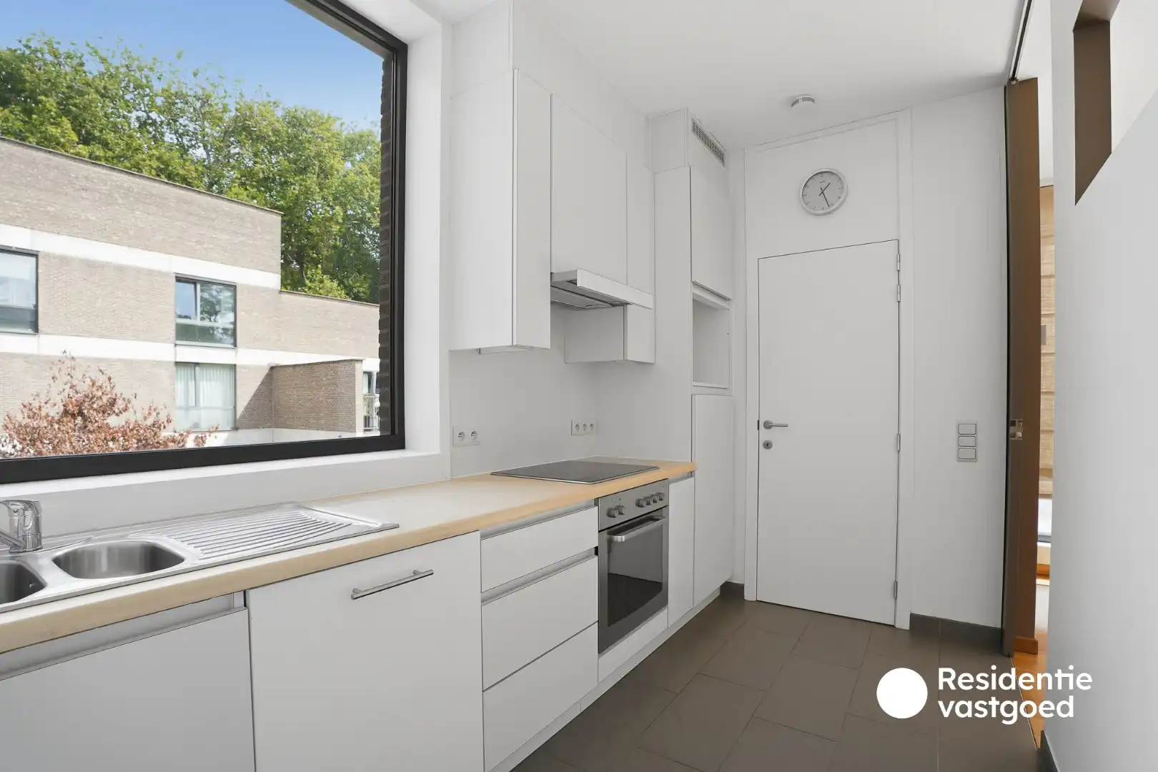 Ruim appartement met staanplaats en terras (46 m²!) aan het Koningin Astridpark foto 6