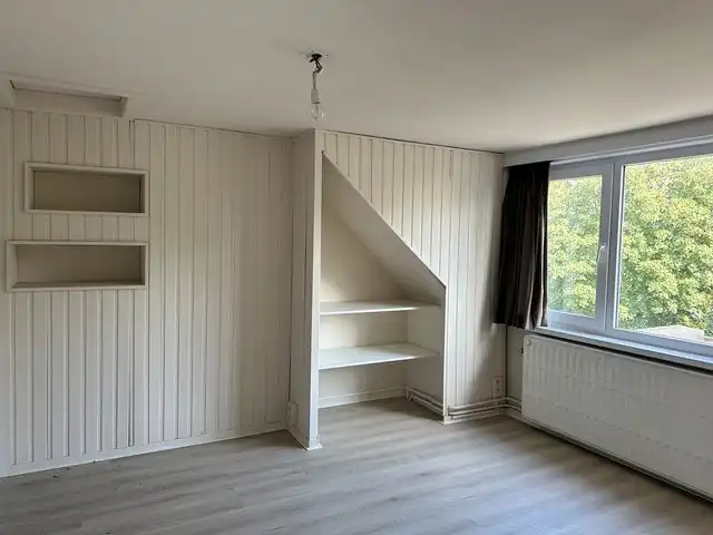 Groot woonhuis op 3 verdiepingen, bestaande uit 2 appartementen , met garage en grote tuin .  foto 18