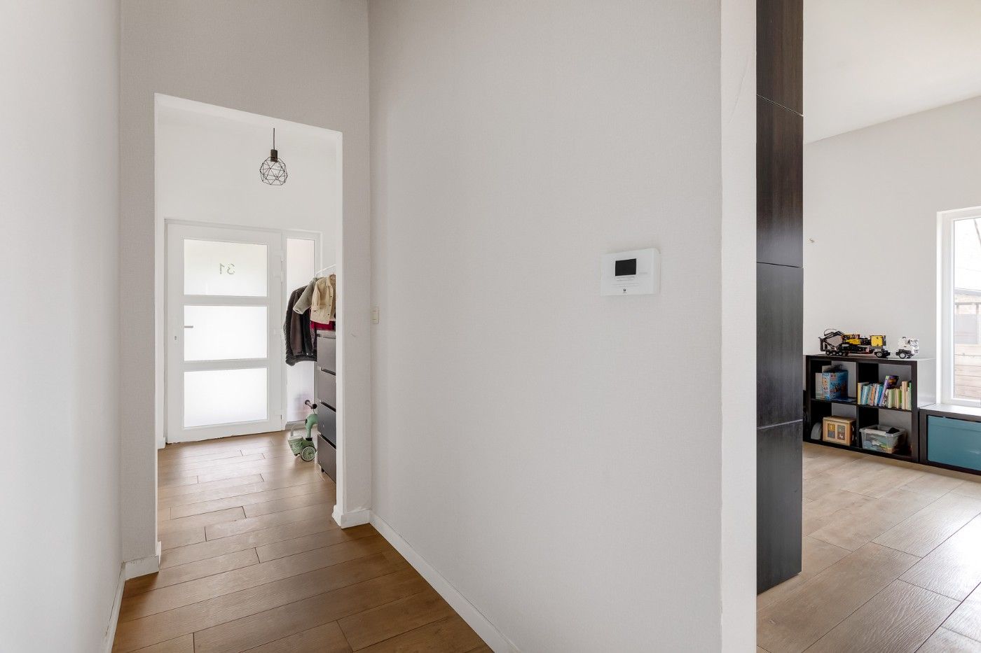 Vrijstaande, gerenoveerde woning met 2 slpk., garage, ruime souterrain, zolder en tuin foto 2