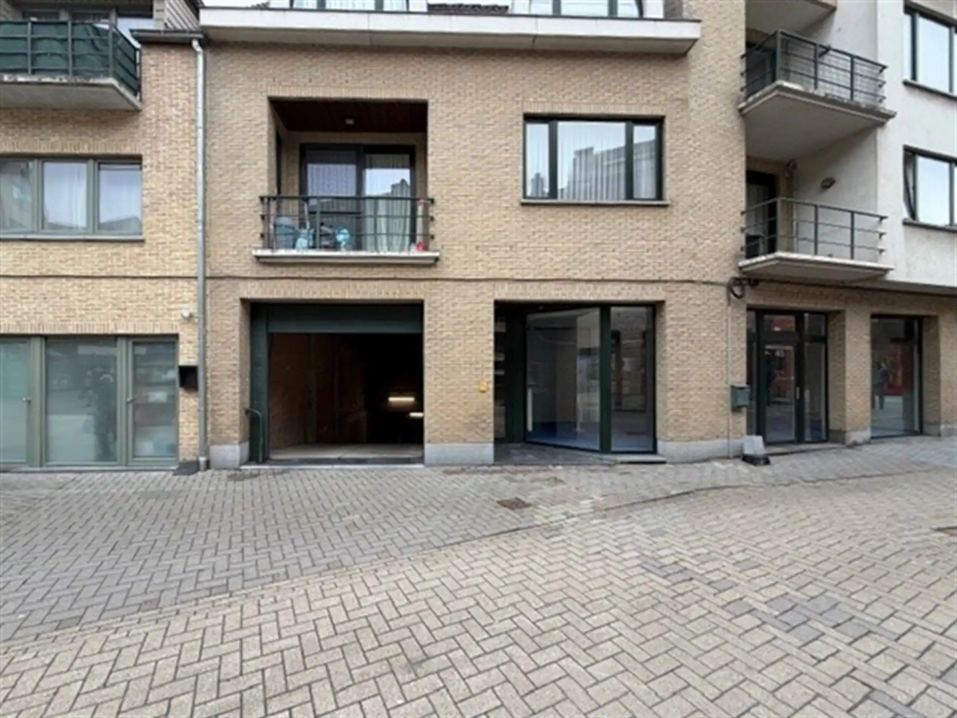 Garage foto {{pictureIndex}}