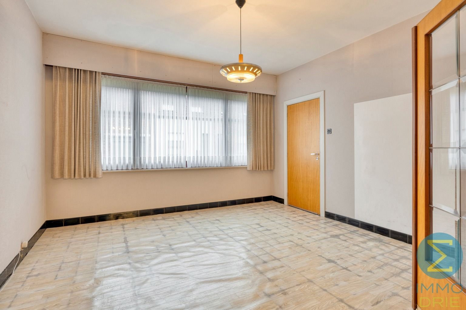 Rustig gelegen te renoveren woning met 3 slpks op 855 m² foto 6