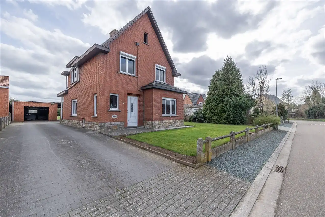 Hoofdfoto van de publicatie: Rustig gelegen te renoveren woning met 3 slk