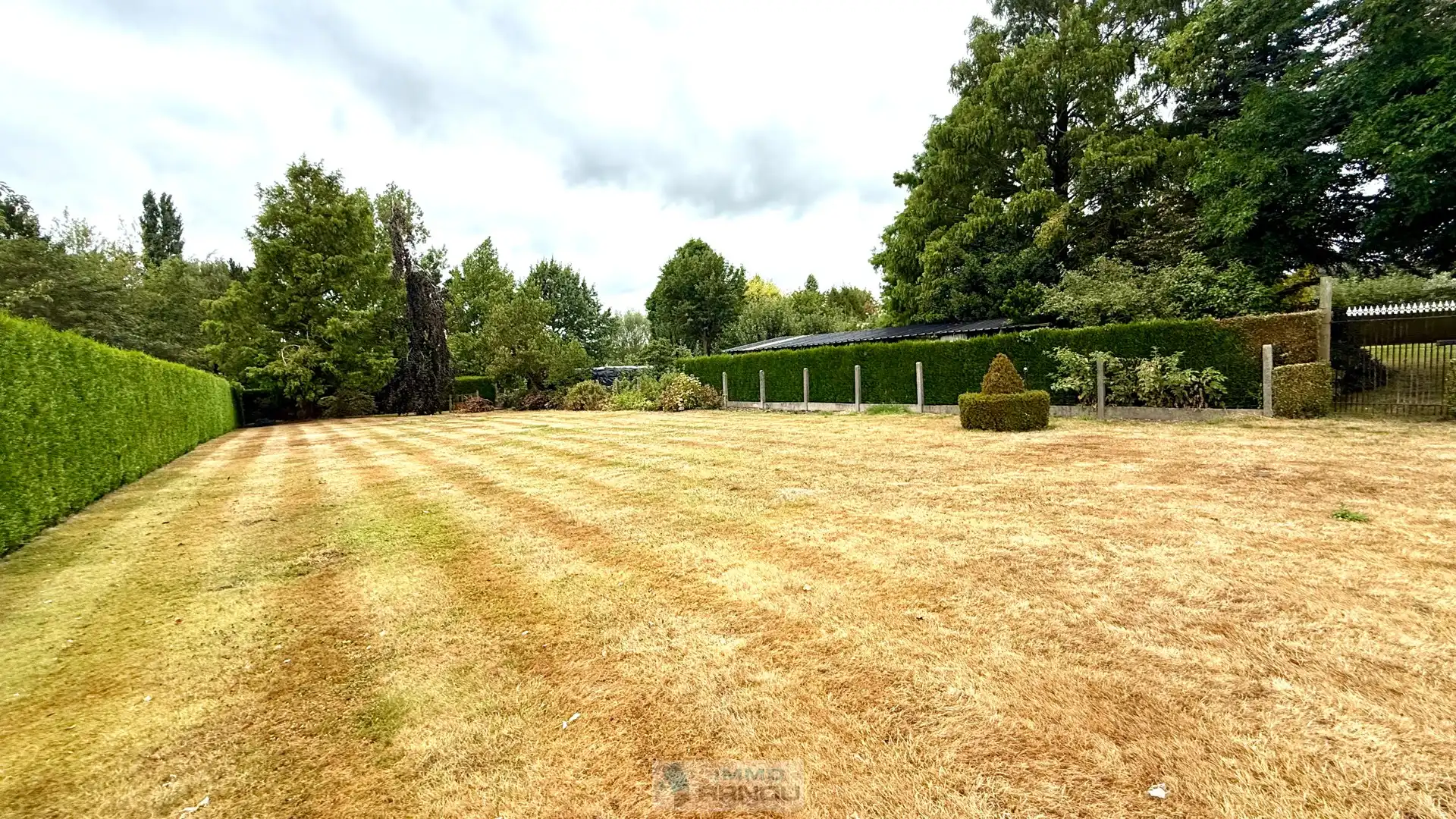 Gerenoveerde gezinswoning met grote tuin foto 17