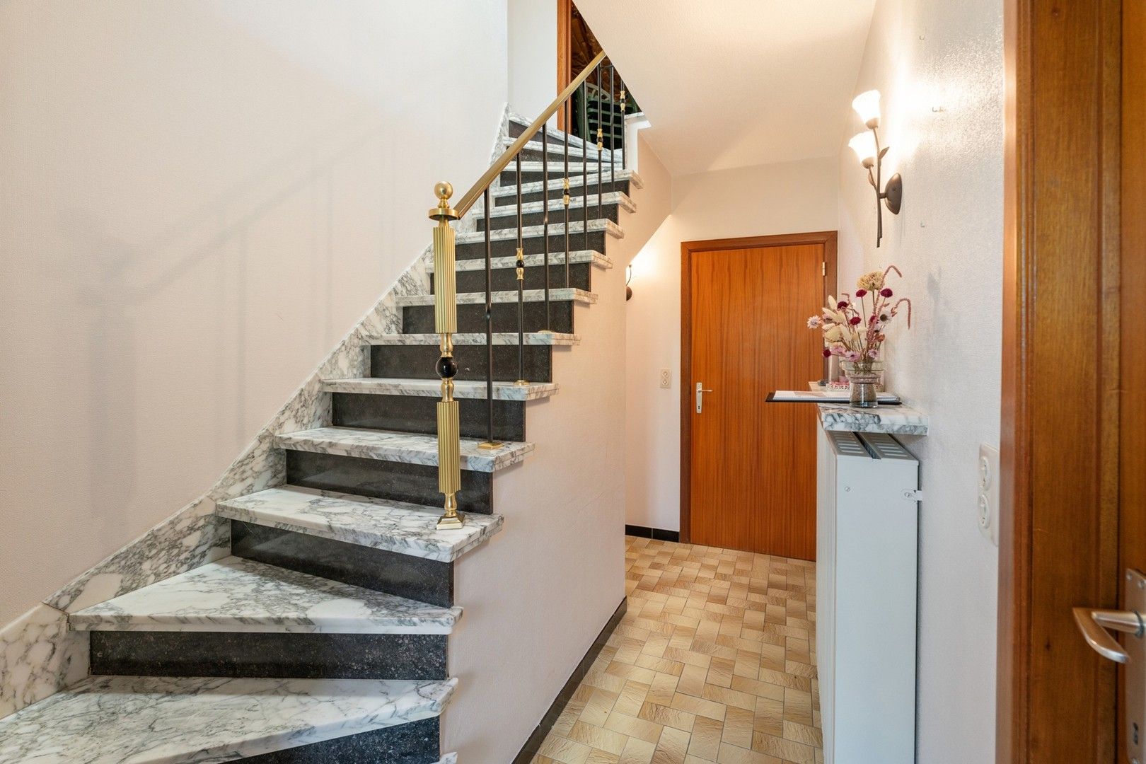 Ruime alleenstaande villa-bungalow met zongerichte tuin en garage foto 9