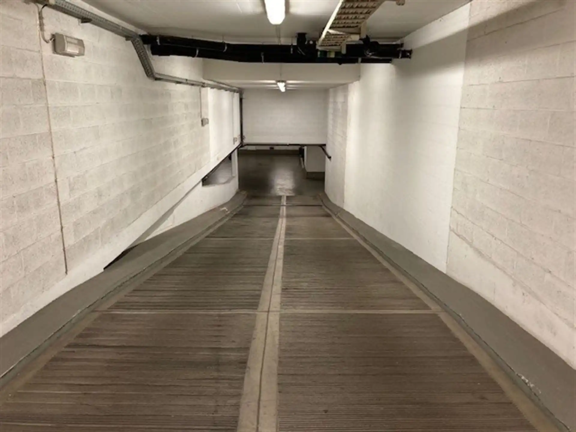 Ruime parkeerplaats kortbij de Europese instellingen       foto 3