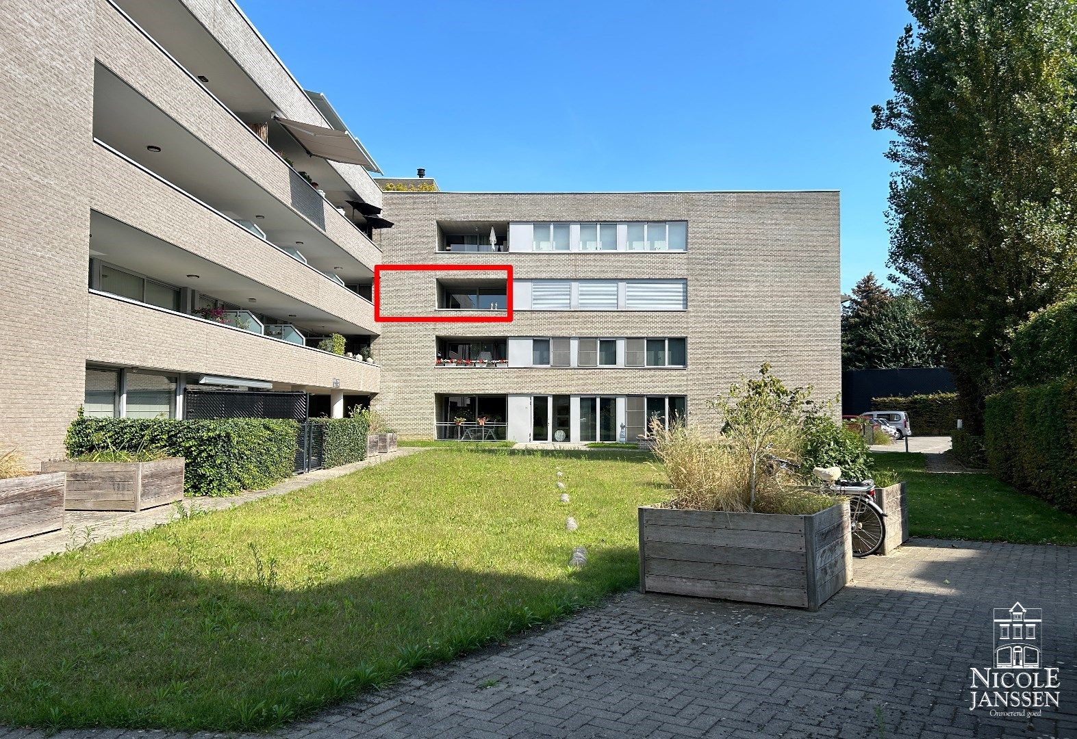 Verzorgd appartement met overdekt terras en parkeerplaats foto 1