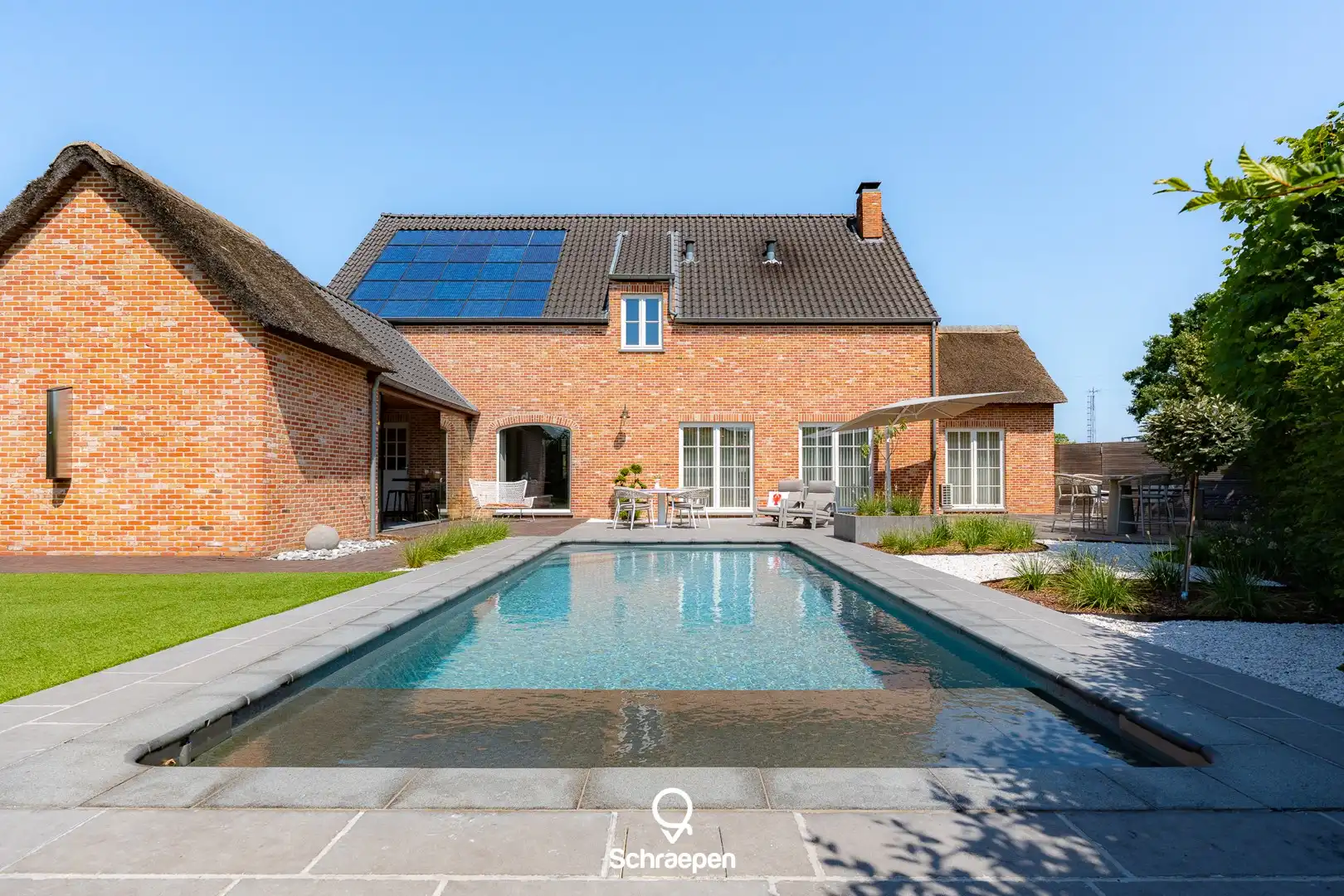 Hoogwaardig afgewerkte villa met zwembad op zuidelijk perceel van circa 8,5 are te Hasselt! foto {{pictureIndex}}