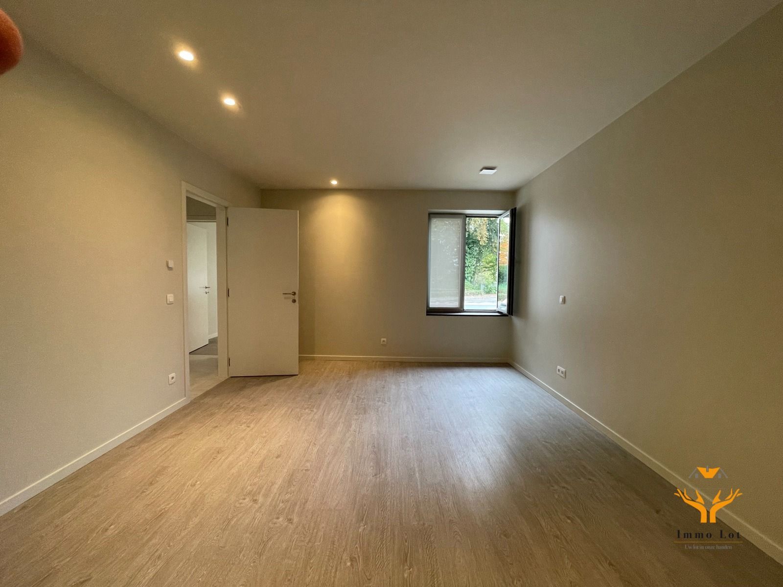 Volledig gerenoveerd appartement op het gelijkvloers van maar liefst 220m² met privé tuin en terras.  foto 12