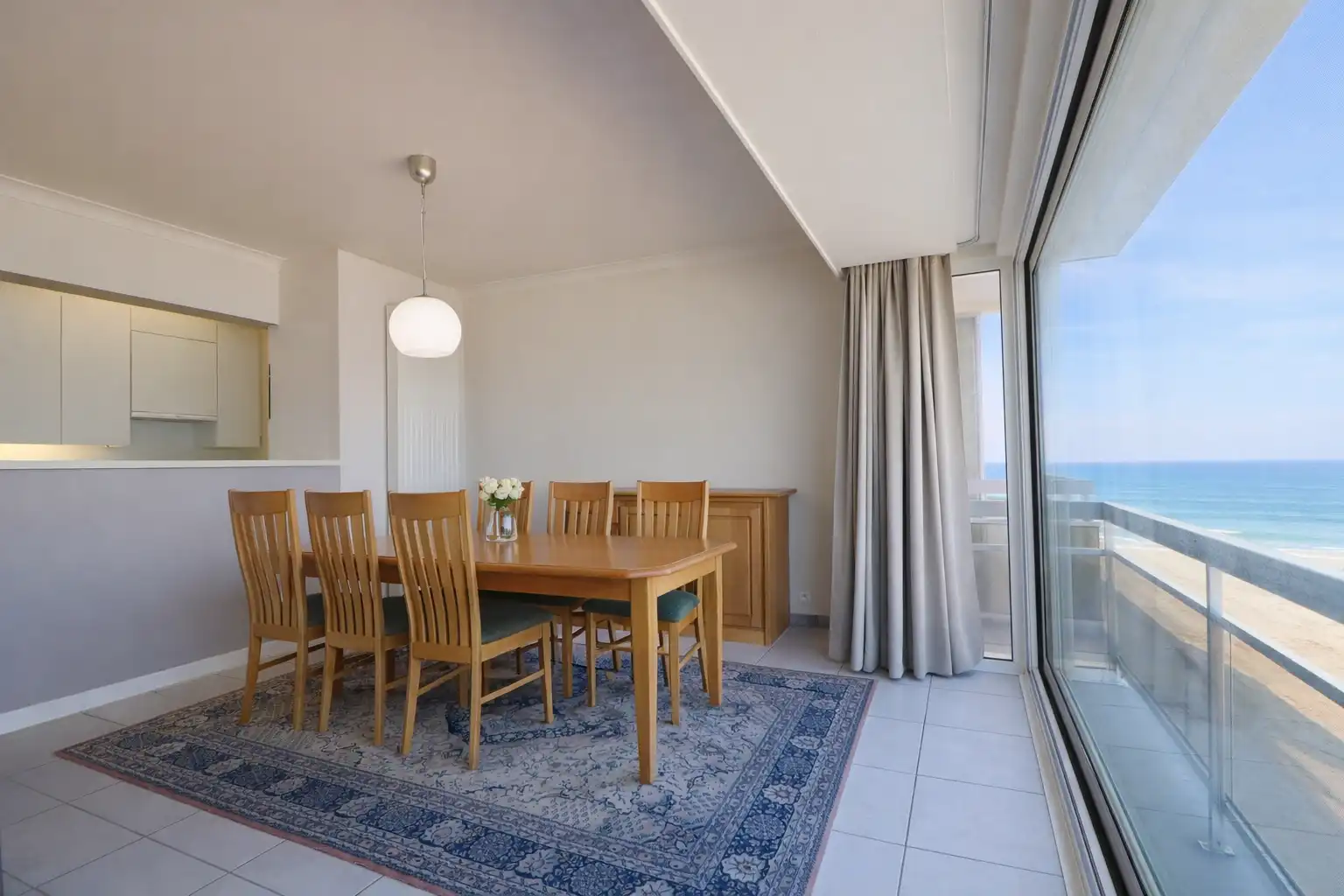 Bijzonder ruim (90 m²), hedendaags 2-slaapkamerappartement met prachtig frontaal zicht op zee. foto 3