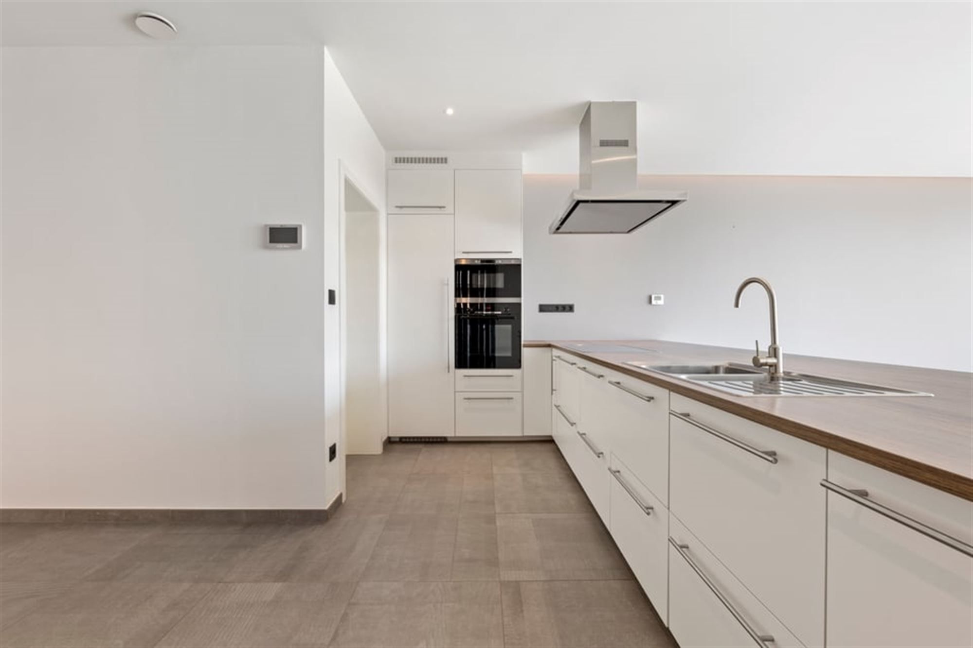 KNAPPE VOLLEDIG GERENOVEERDE WONING MET RUIME GARAGE IN SINT-TRUIDEN  foto 11