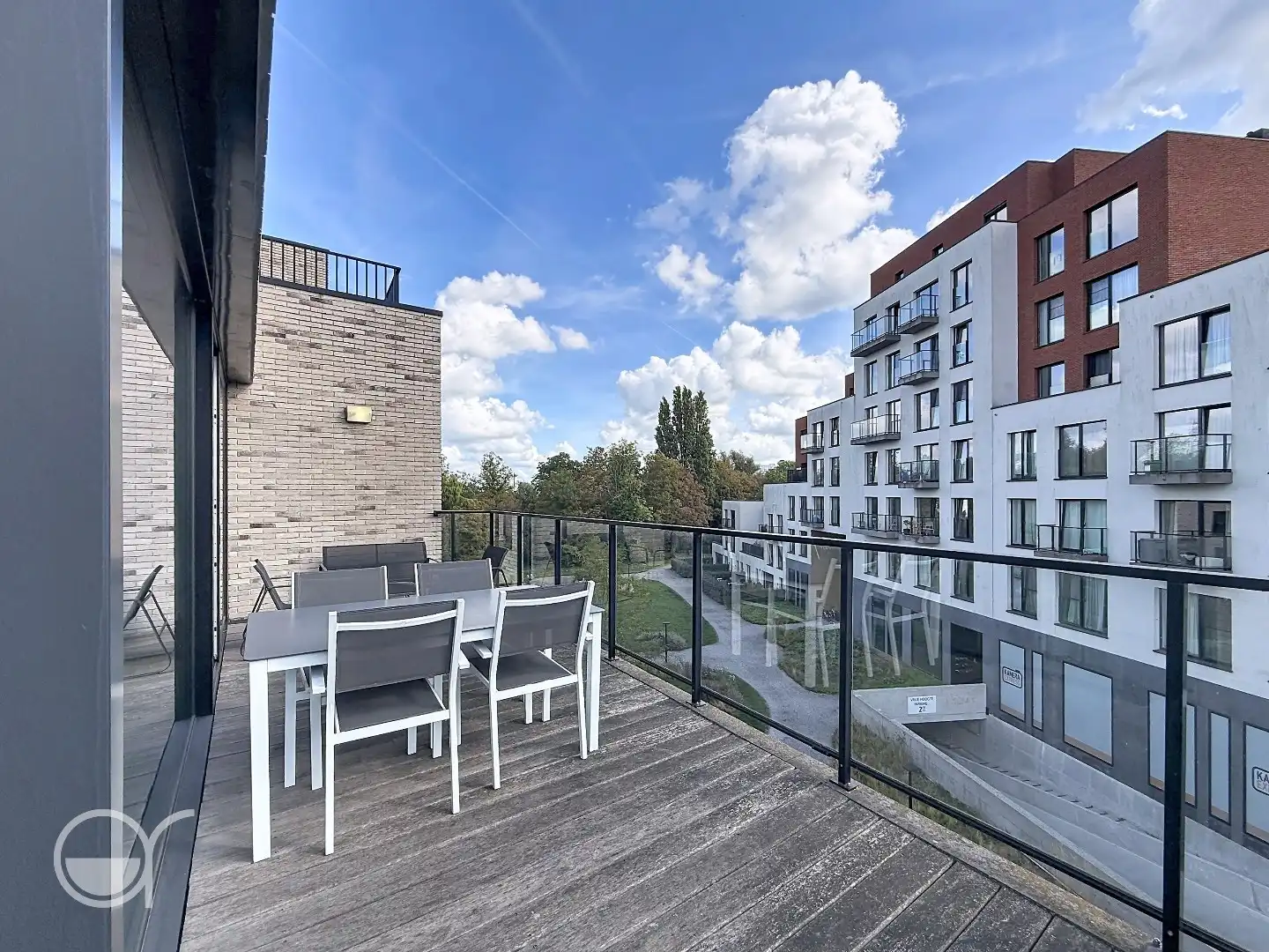 Ruim en lichtrijk tweeslaapkamerappartement met autostaanplaats te huur foto 9