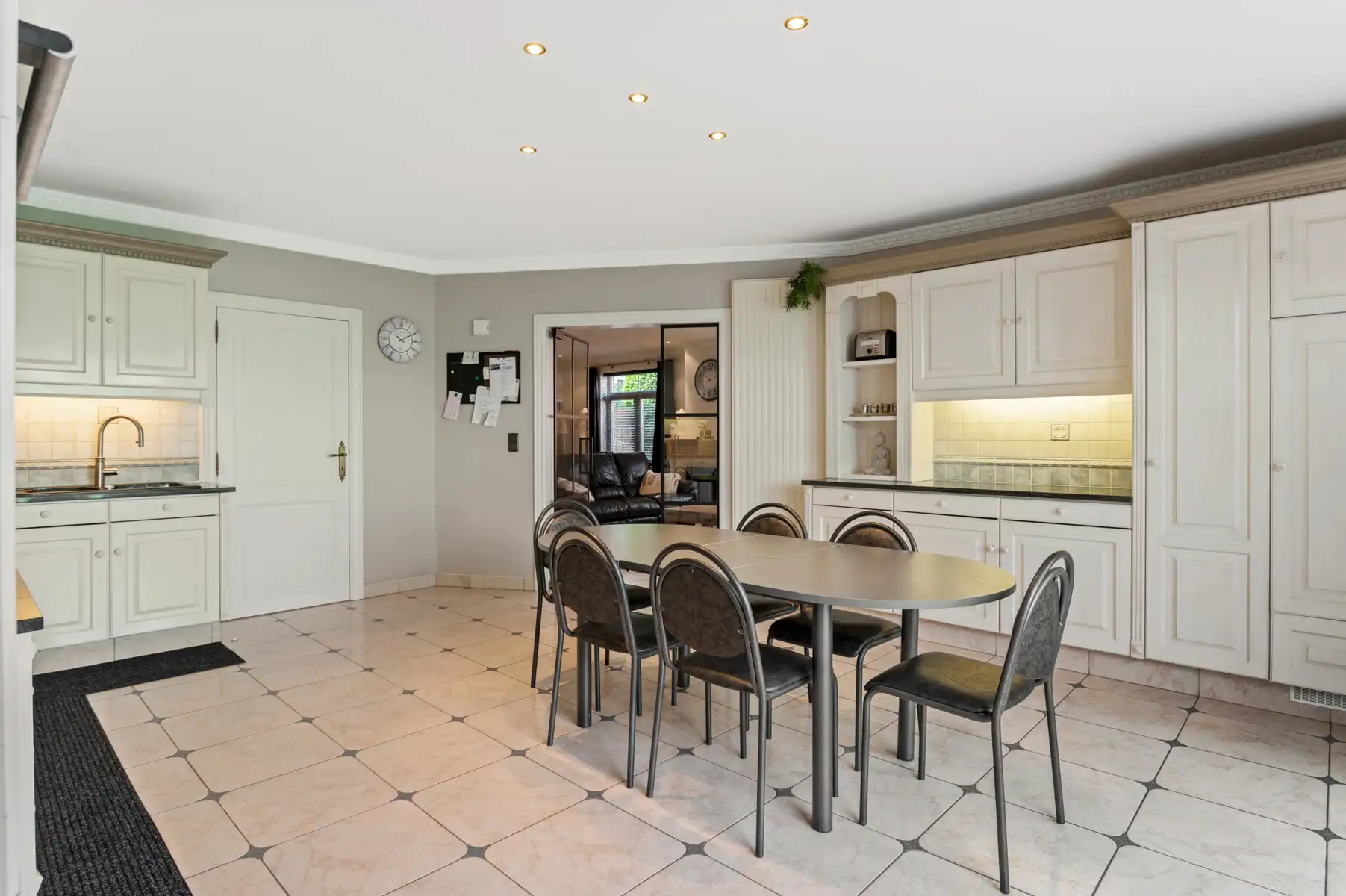 Ruime woning met 4 slpks, 2 bdks, garage en tuin foto 8