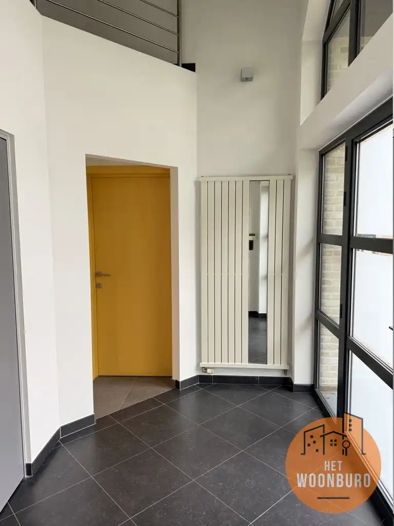 Woning halfopen bebouwing met garage, ruime kelder en tuin foto 3