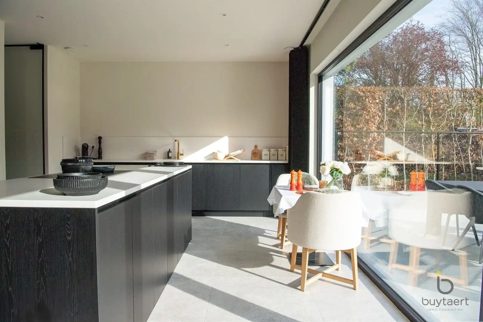 Knappe GELIJKVLOERSE villa + bijgebouw te Halle! foto 17