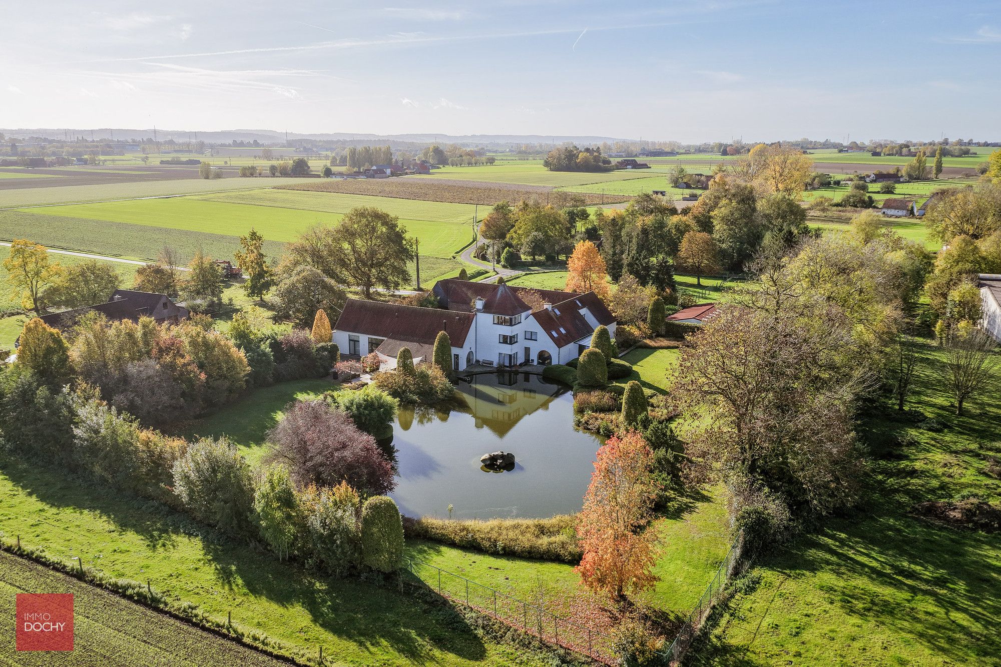 Zeer rustig gelegen vierkantshoeve met vergunde volumes foto 2