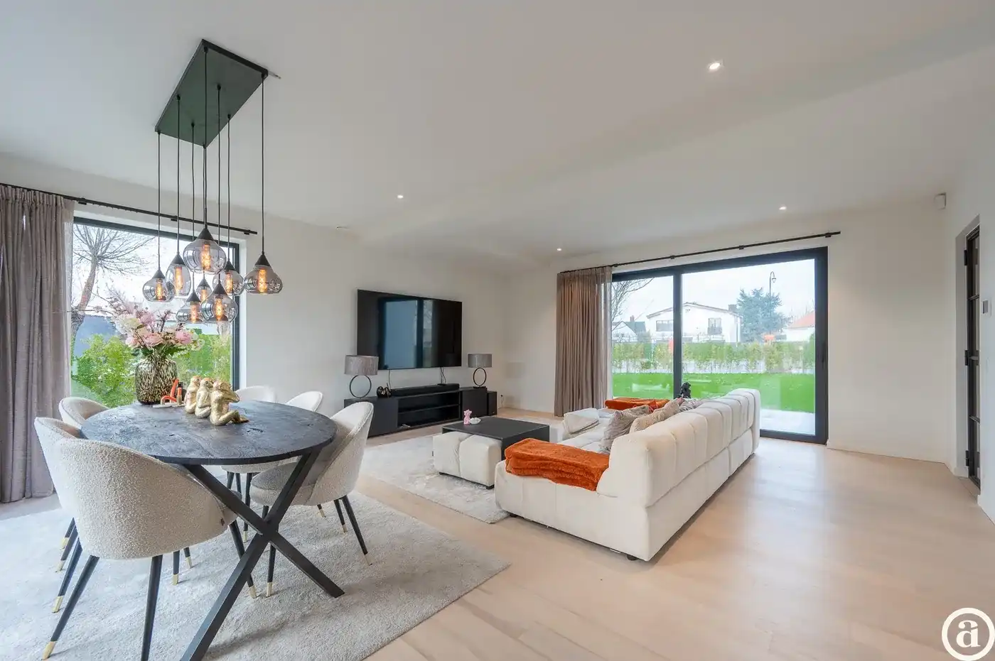 Alleenstaande moderne villa gelegen in een rustige residentiële omgeving te Knokke.  foto 5