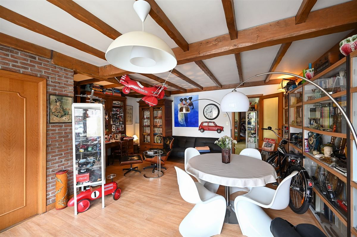 Gelegen in de rustige Voogdijstraat, op wandelafstand van het centrum van Duffel, vind je deze eerlijke, goed onderhouden woning boordevol mogelijkheden. De huidige huurder heeft ze jarenlang met zorg bewoond, maar een frisse wind – en een beetje lie foto 5