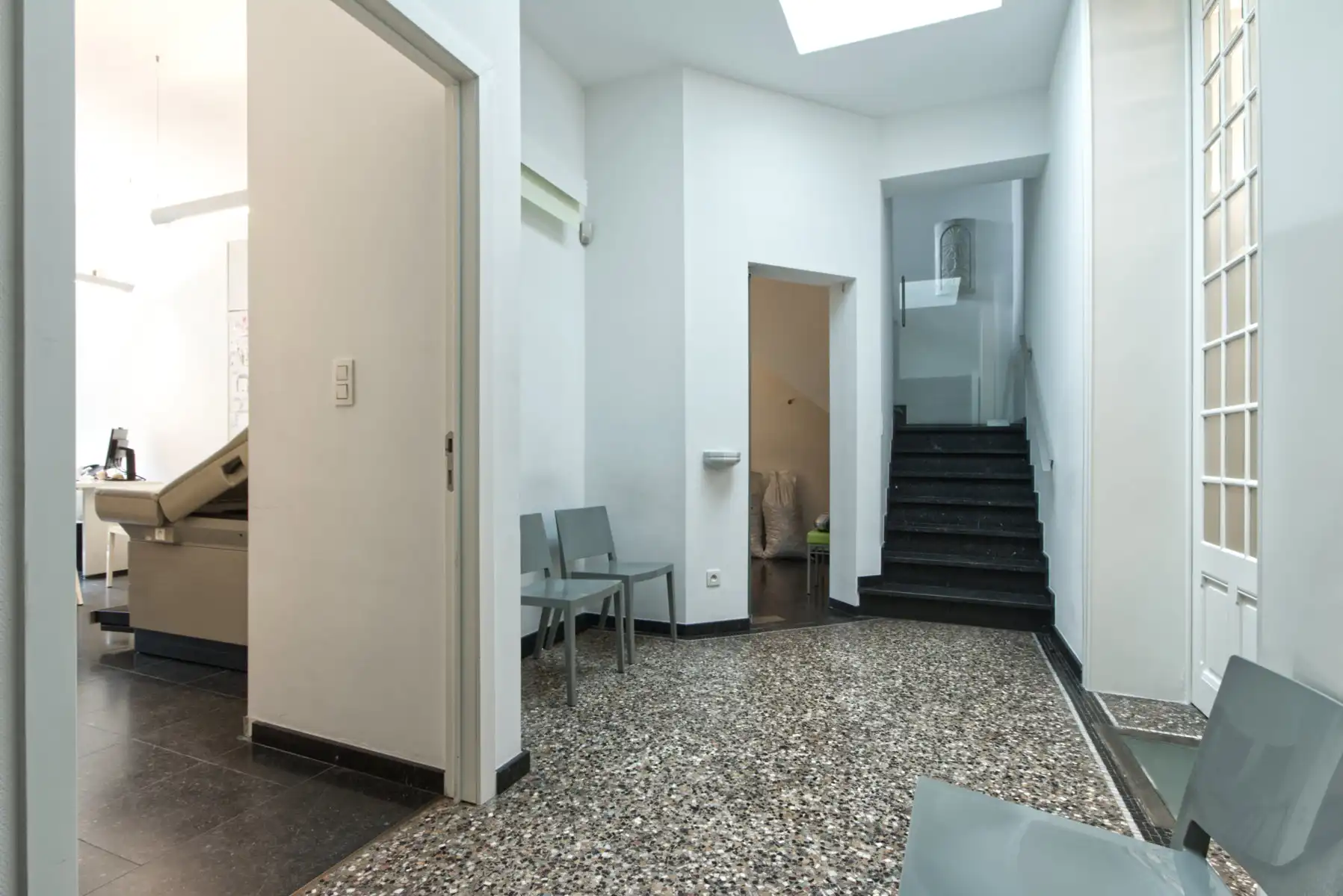 KANTOOR - 8 BURELEN - 16 tot 20 WERKPLAATSEN - PARKING MOG. foto 33