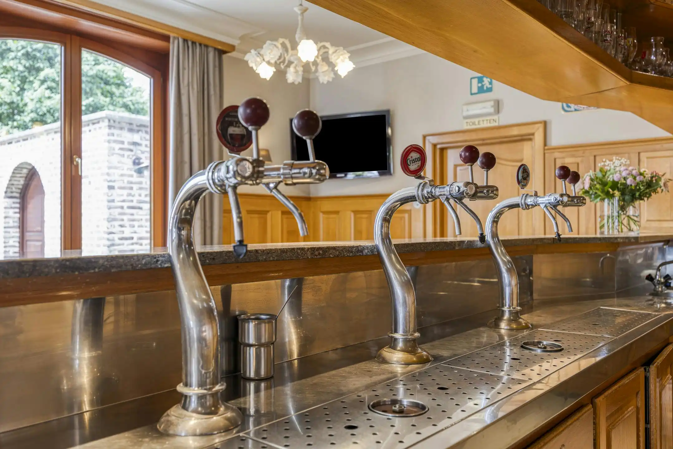 Handelshuis met café en feestzaal + bouwgrond te koop in Tongerlo  foto 8