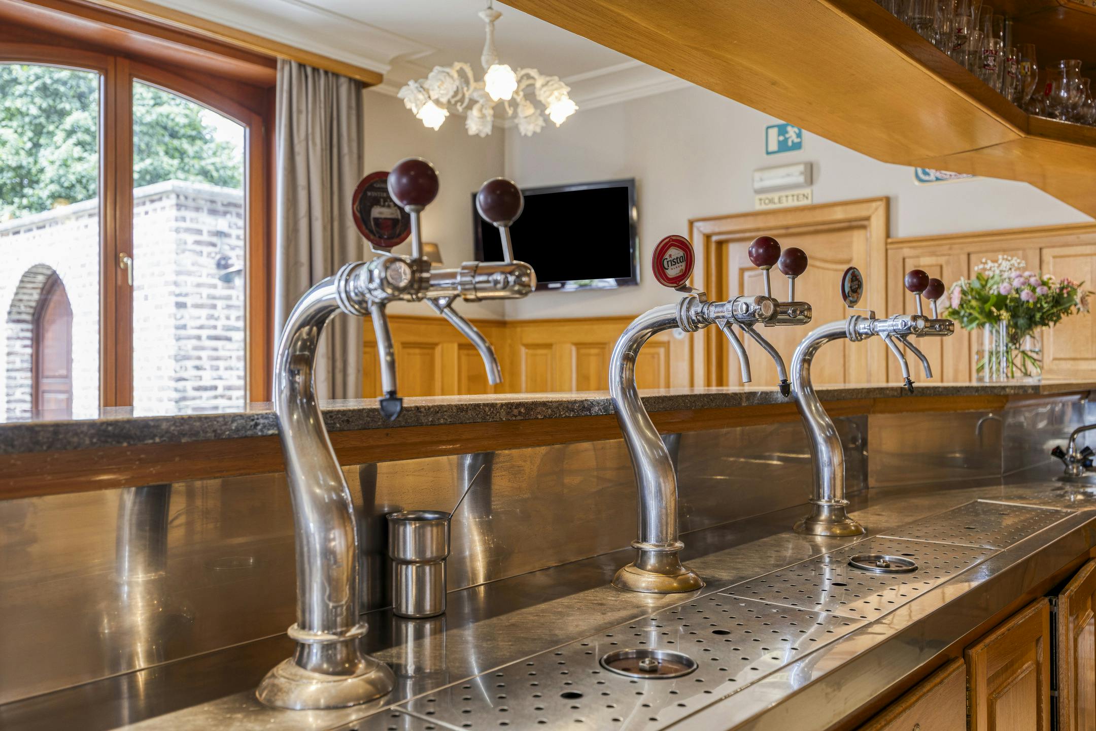 Handelshuis met café en feestzaal + bouwgrond te koop in Tongerlo  foto 9
