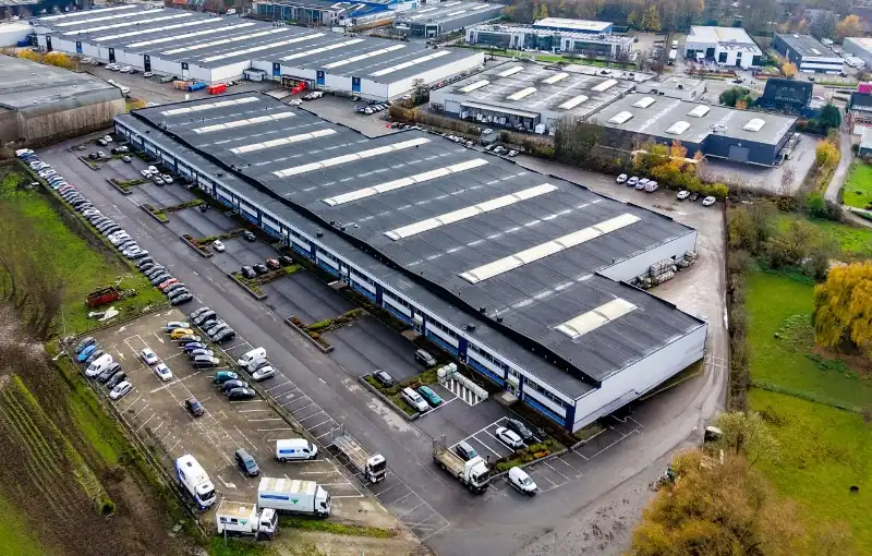 Magazijn met kantoorruimte te huur foto 16