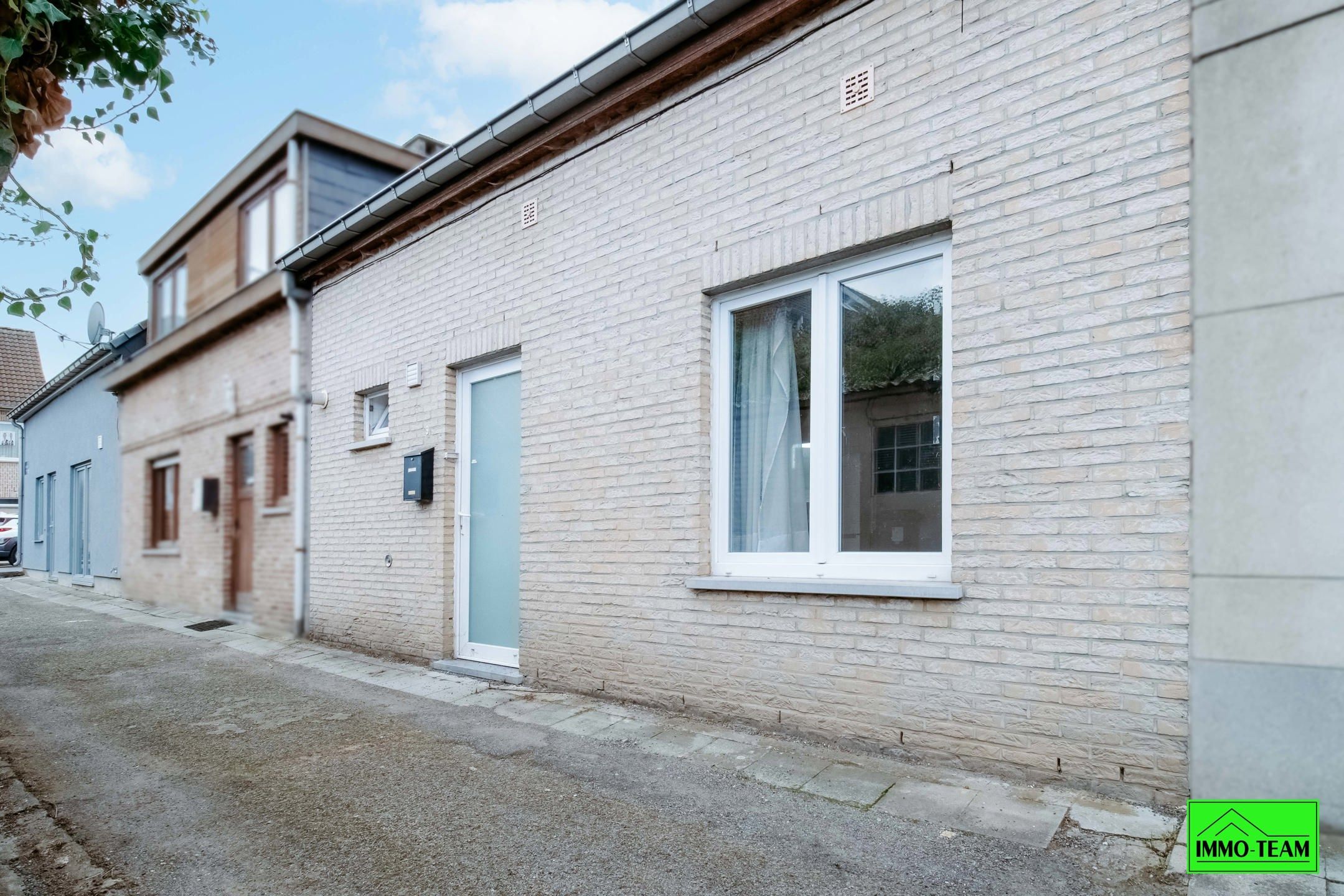 Hoofdfoto van de publicatie: Instapklare 2-gevelwoning met parkeerplaats nabij centrum