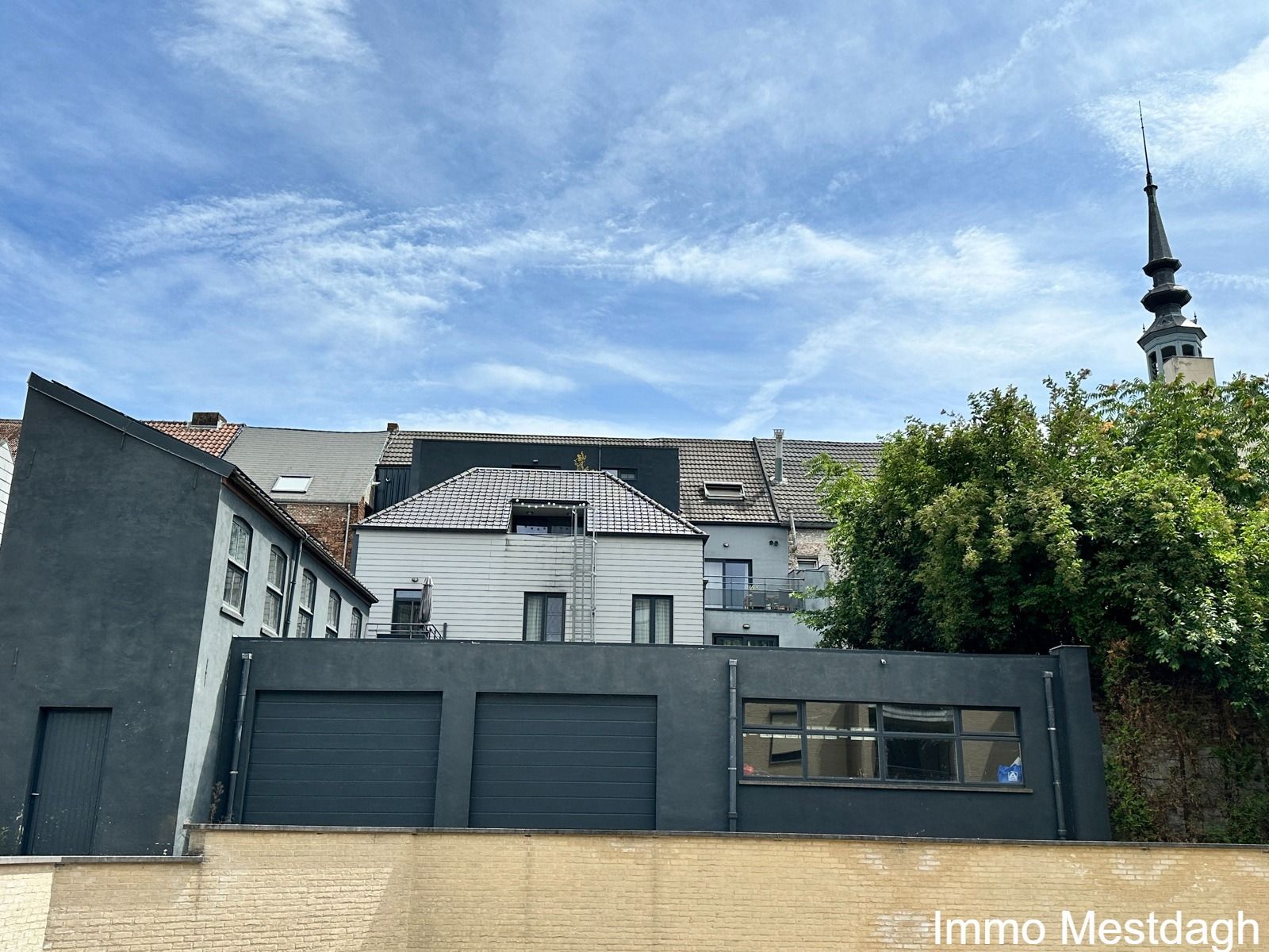 Duplex appartement met terras, autostaanplaats binnen + 6 zonnepanelen foto {{pictureIndex}}