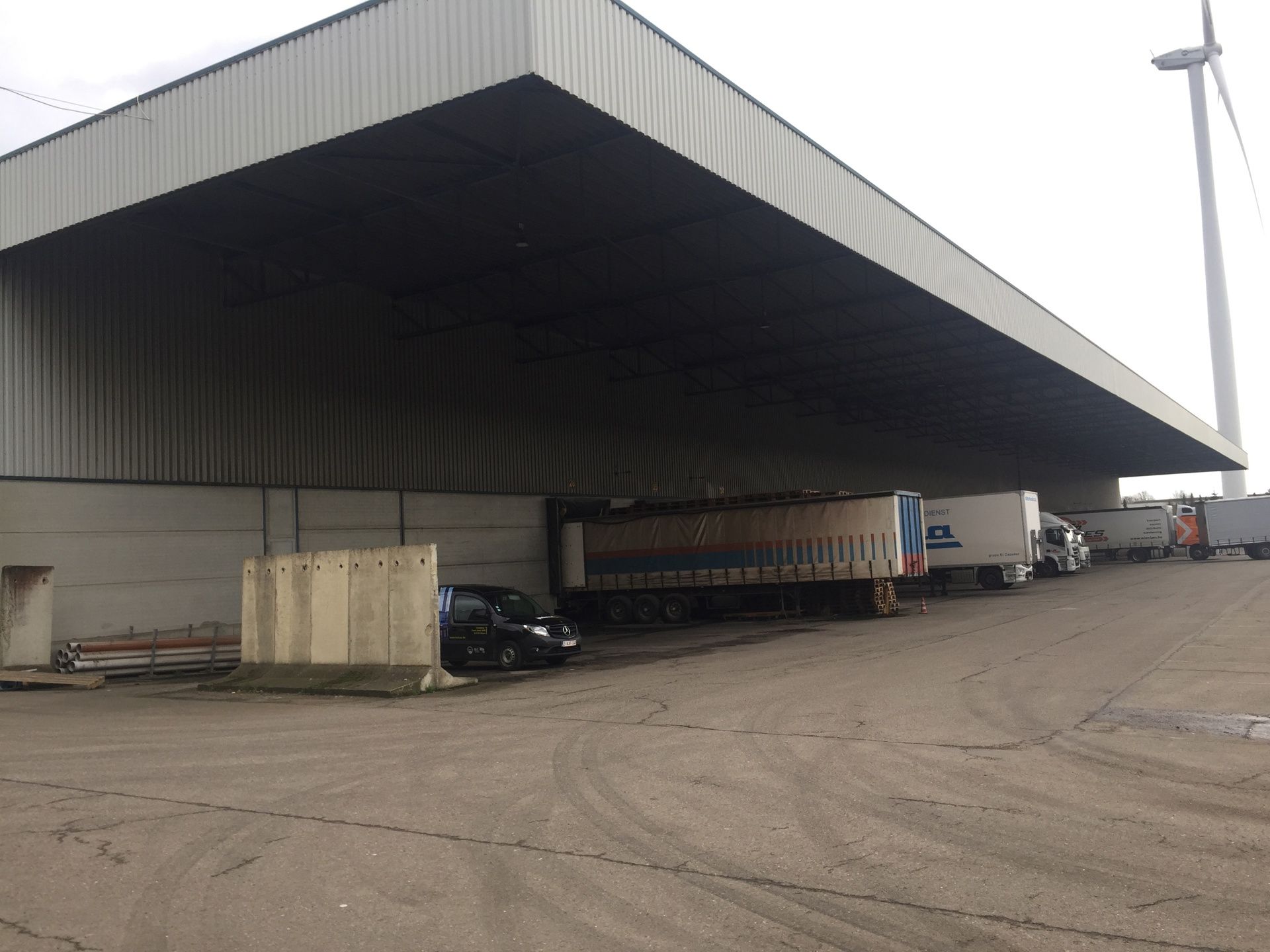 Te Huur Genk: Magazijn met kades en poort foto 5