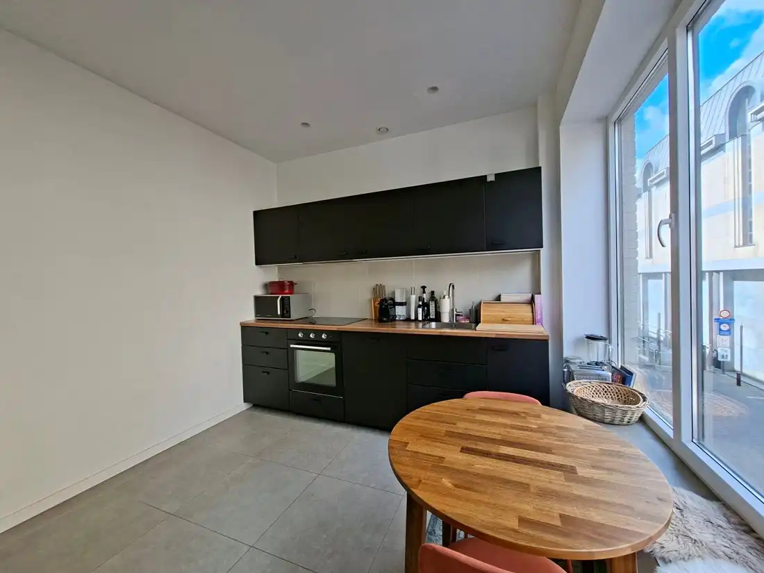 Zeer ruim gerenoveerd appartement te Hasselt foto 6