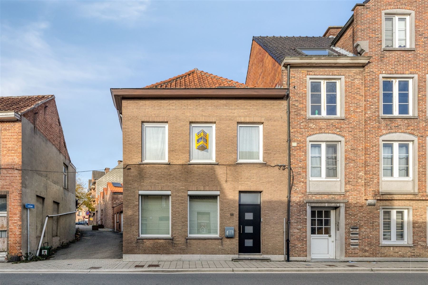 Halfopen bebouwing met 4 slaapkamers en garage foto 2