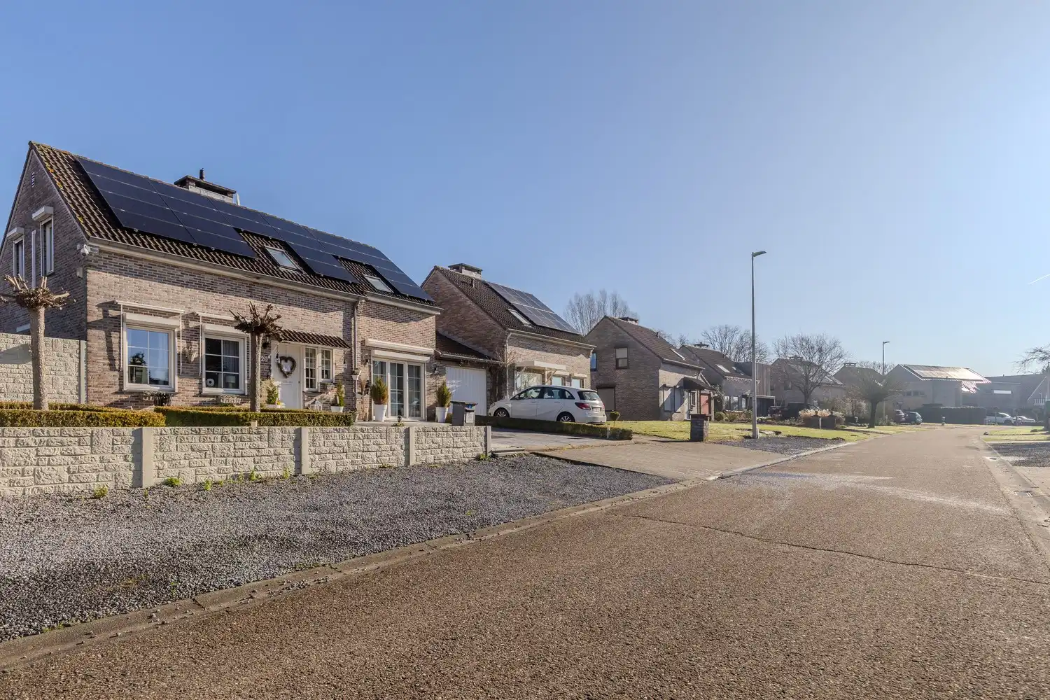 Stijlvolle, instapklare woning met vier slaapkamers, twee badkamers en verwarmd zwembad te koop in Lanaken foto 52