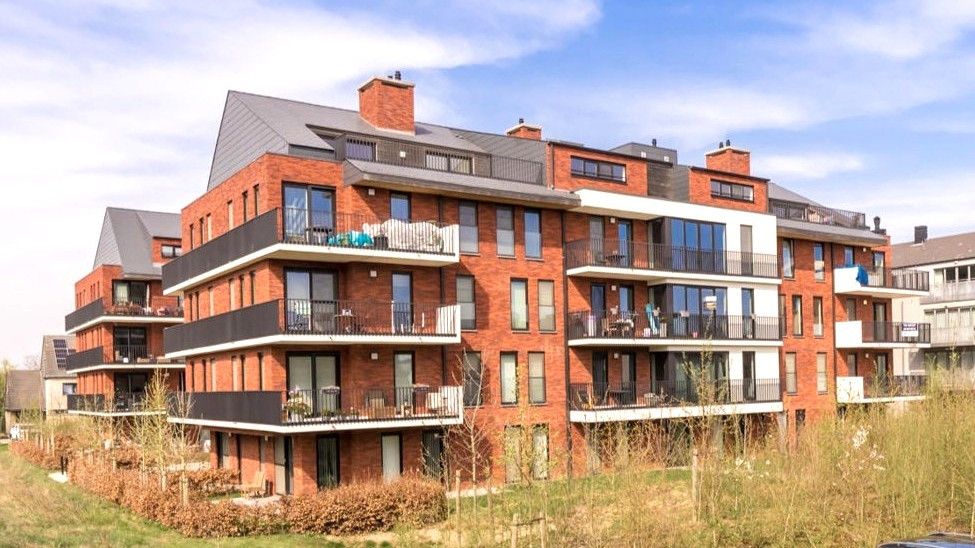 Autostaanplaats vlakbij station foto 3