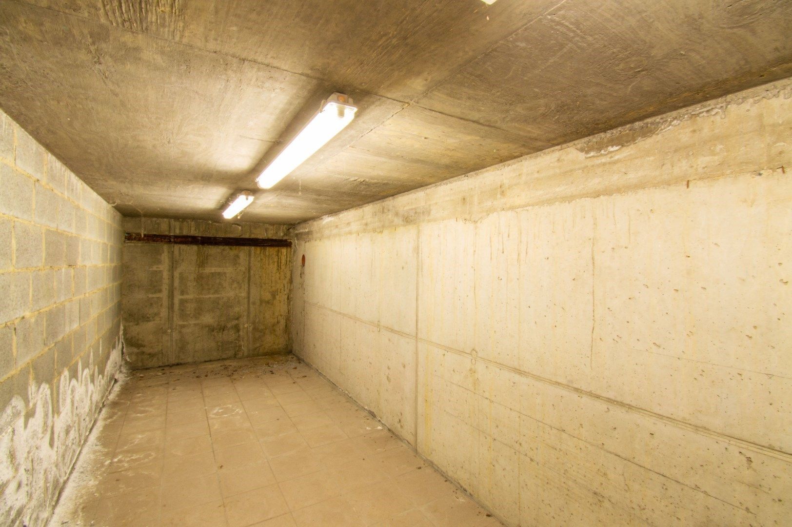 Zéér ruim (475m²) handelspand te centrum Sint-Pieters-Leeuw! foto 13