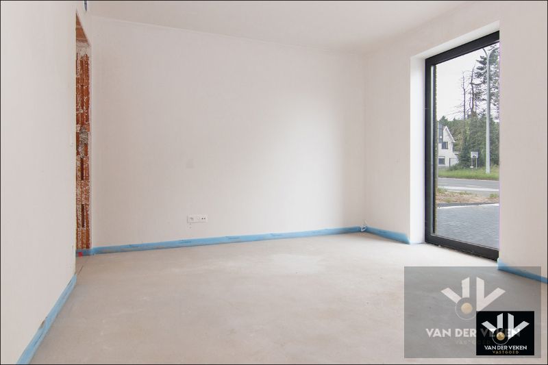 Ruim gelijkvloers nieuwbouwappartement met 2 slaapkamers, een terras en een mooie tuin op een goed bereikbare locatie! foto 8