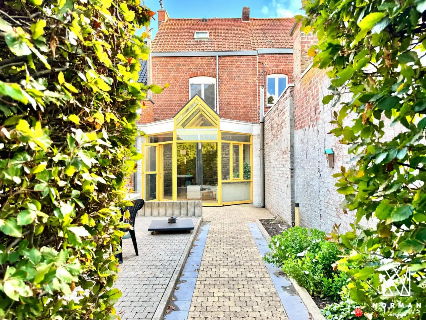 Woning met 3 slaapkamers, tuin en uitweg met garage te koop in Gullegem! foto {{pictureIndex}}