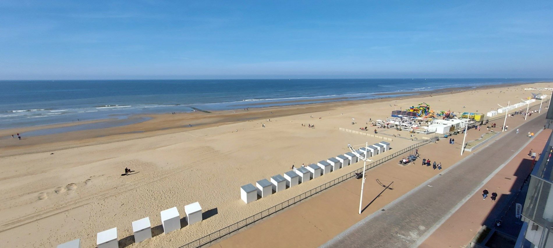 RUIME verzorgde studio met uitstekende ligging op de Zeedijk te Koksijde ! foto 2