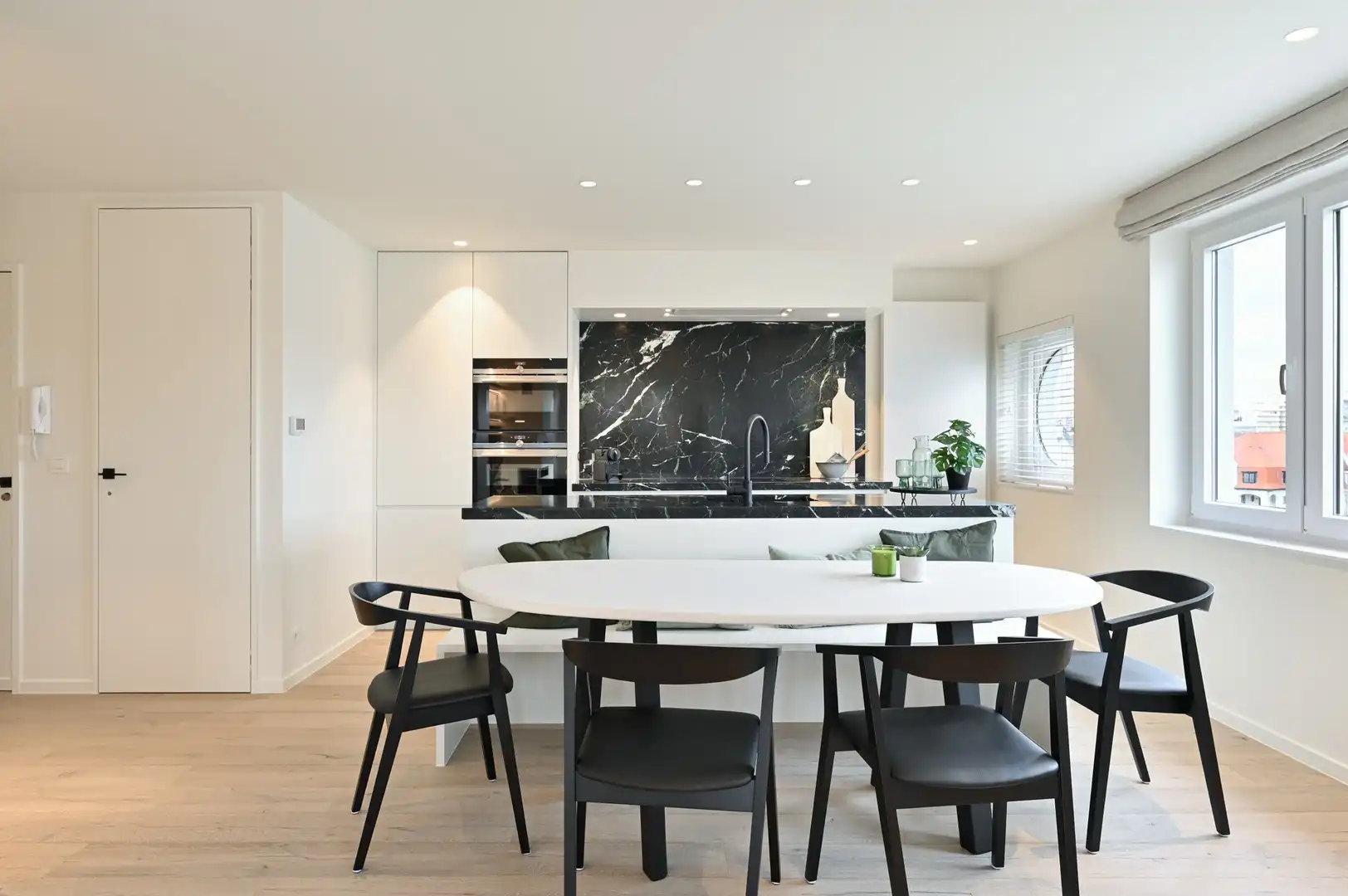 Gerenoveerd hoekappartement, heel rustig gelegen te Knokke,  genietend van een uitgestrekt zicht op het Zegemeer. foto 3