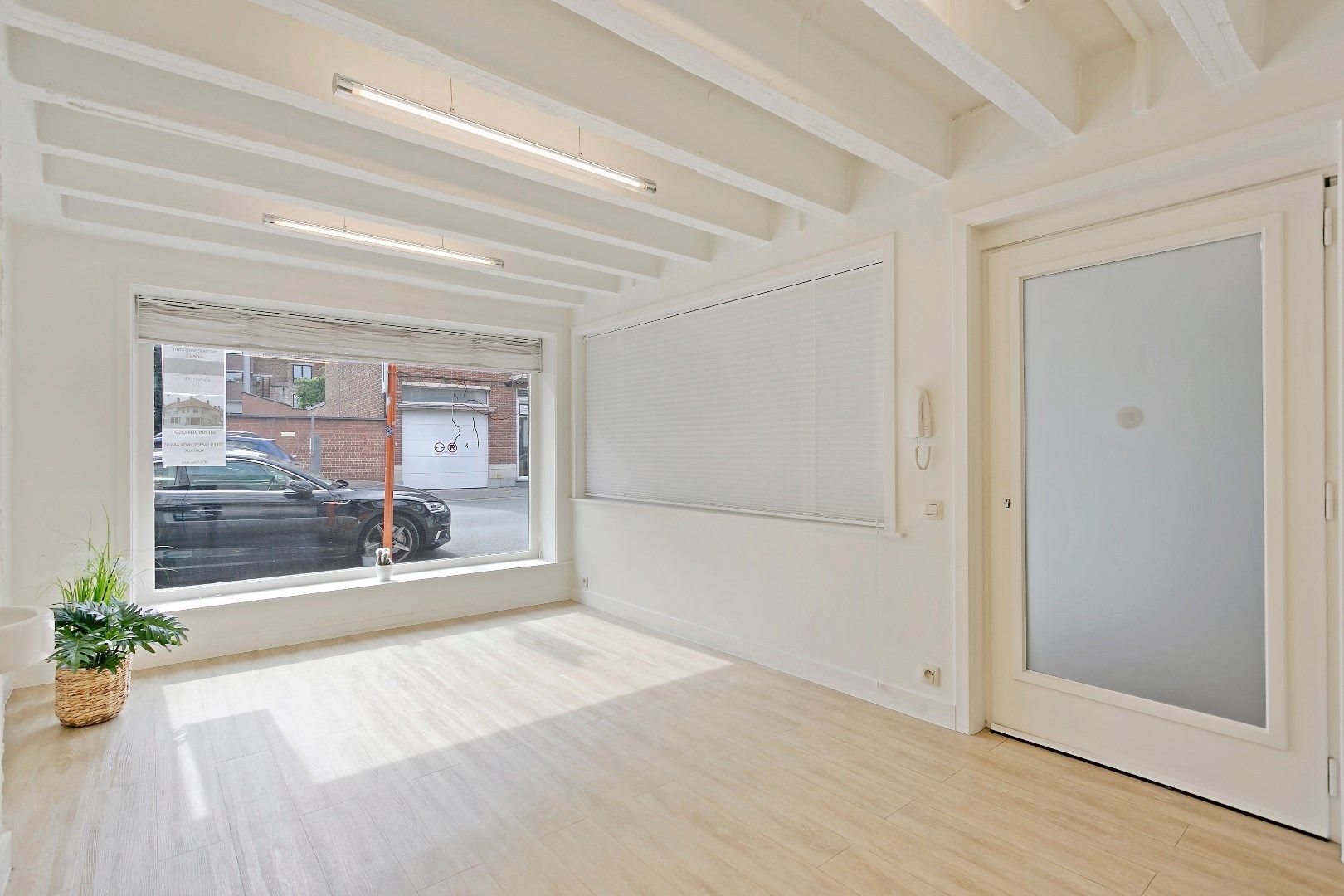 Ideale praktijk-, kantoor- of handelsruimte in het centrum van Kortrijk! foto 6