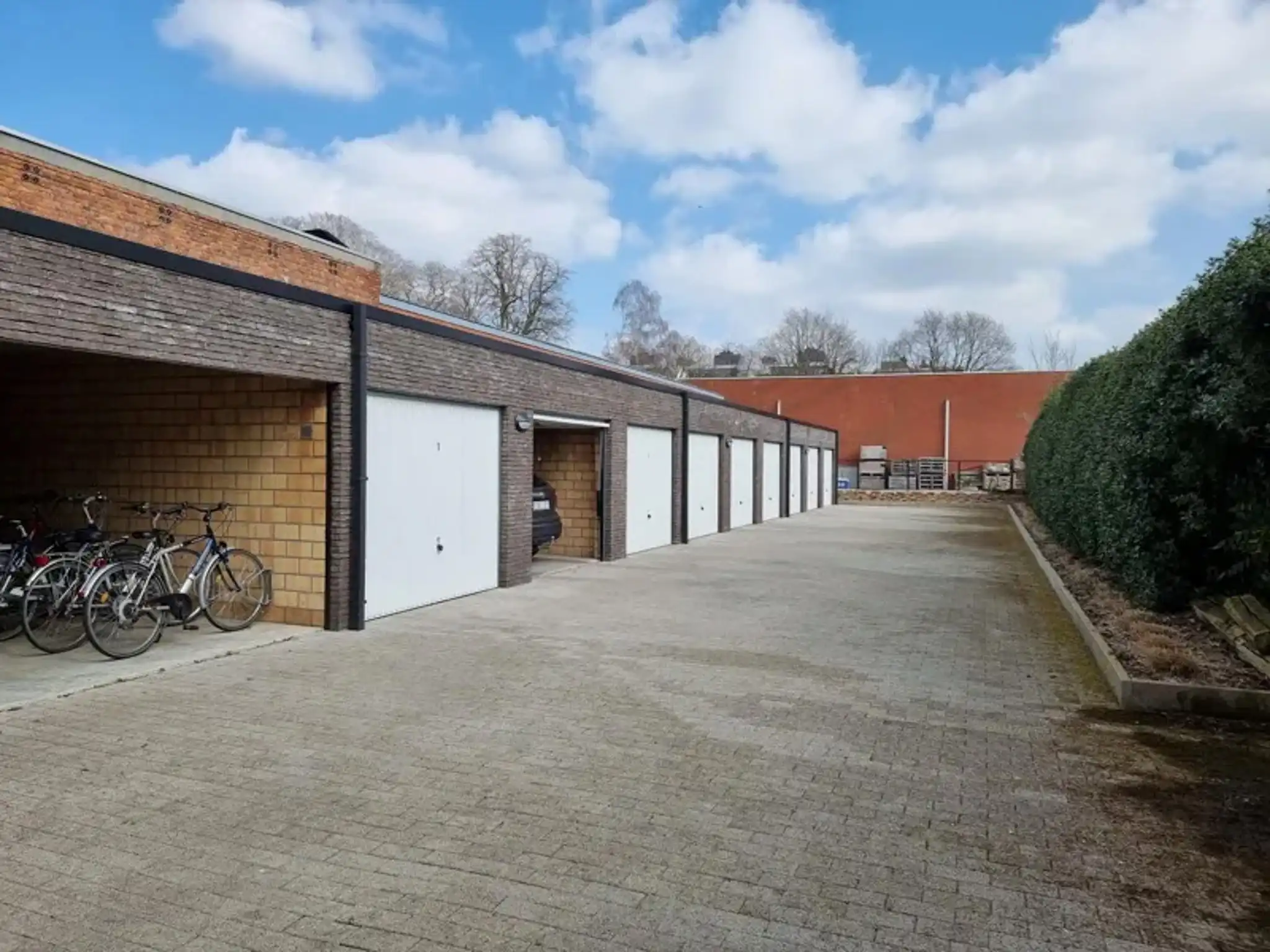 Afgesloten garagebox op privéterrein foto {{pictureIndex}}