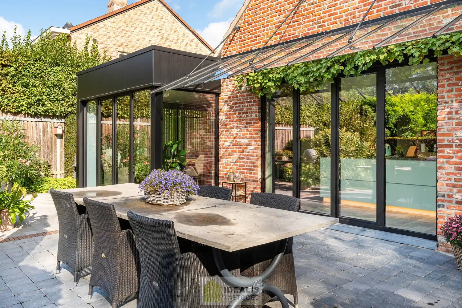 IDYLLISCH GELEGEN BIJZONDERE EIGENDOM BESTAANDE UIT RIANT WOONHUIS, APART BEWOONBAAR BIJGEBOUW EN ATELIER OMGEVEN DOOR EEN SCHITTERD AANGELEGDE TUIN EN WEILAND. Het domein is toegankelijk zowel aan de mooie Urnenveldstraat doch ook via een uitzonderlijk mooie oprijlaan toegankelijk langs de boszijde van het perceel. Deze vrijstaande woning, gebouwd in 1986, beschikt over een sfeervolle leefruimte in vol contact met de tuin en biedt een heerlijke atmosfeer dankzij de centraal geplaatste speksteenkachel. Op de verdieping beschikt de woning over slaapkamers en sanitair. Een absolute meerwaarde is het afzonderlijk volledig ingericht bijhuisje, centraal op het perceel, voorzien van alle woonfaciliteiten. Verder is er de mogelijkheid om wonen/werken te combineren via het knap afgewerkte atelier, met vergezicht op het eigen weiland. Geschikt voor kandidaten op zoek naar een ruime en instapklare parel met een idyllische uitstraling! foto 31