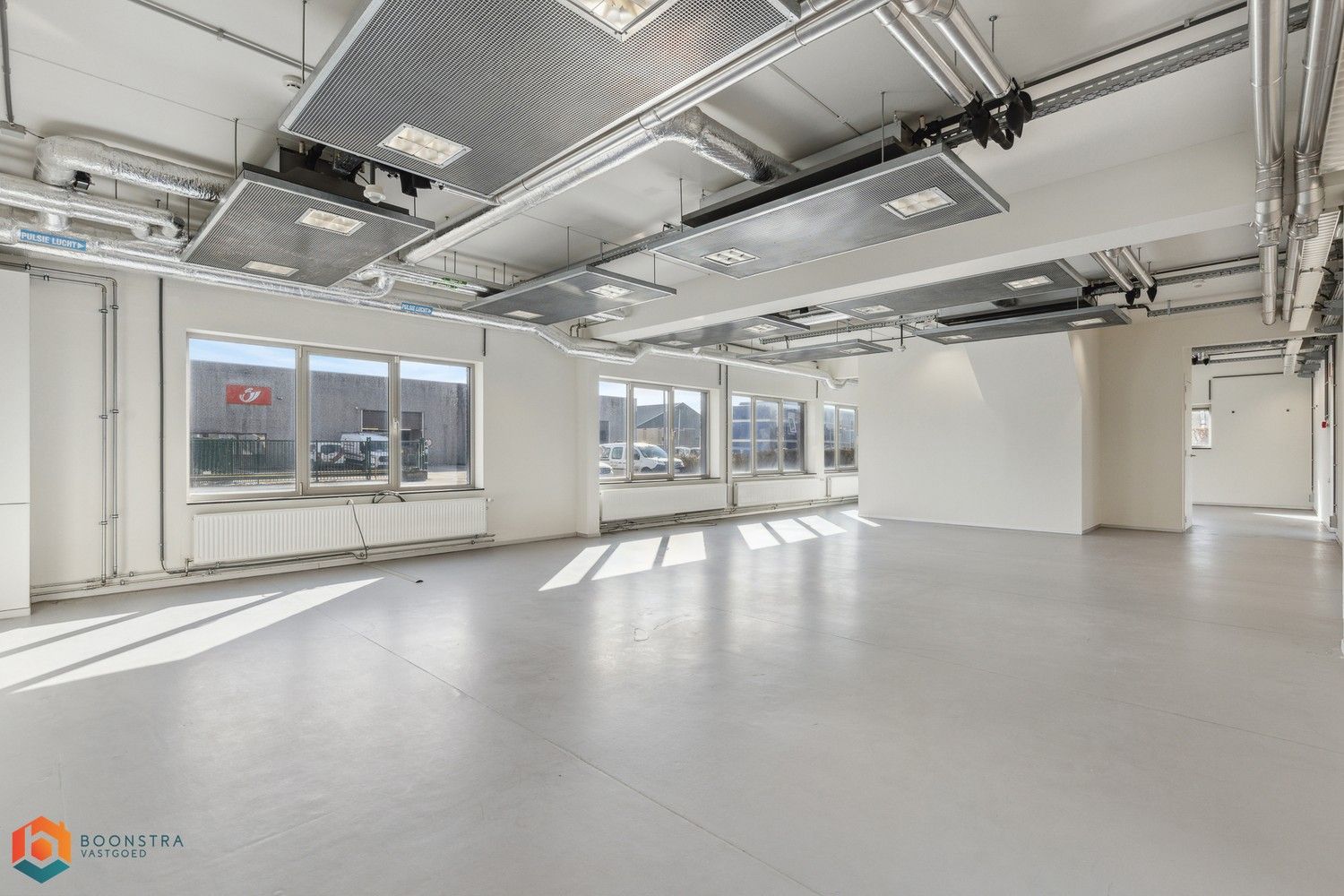 Veelzijdig kantoorgebouw met ruime parking op 2433 m² foto 5