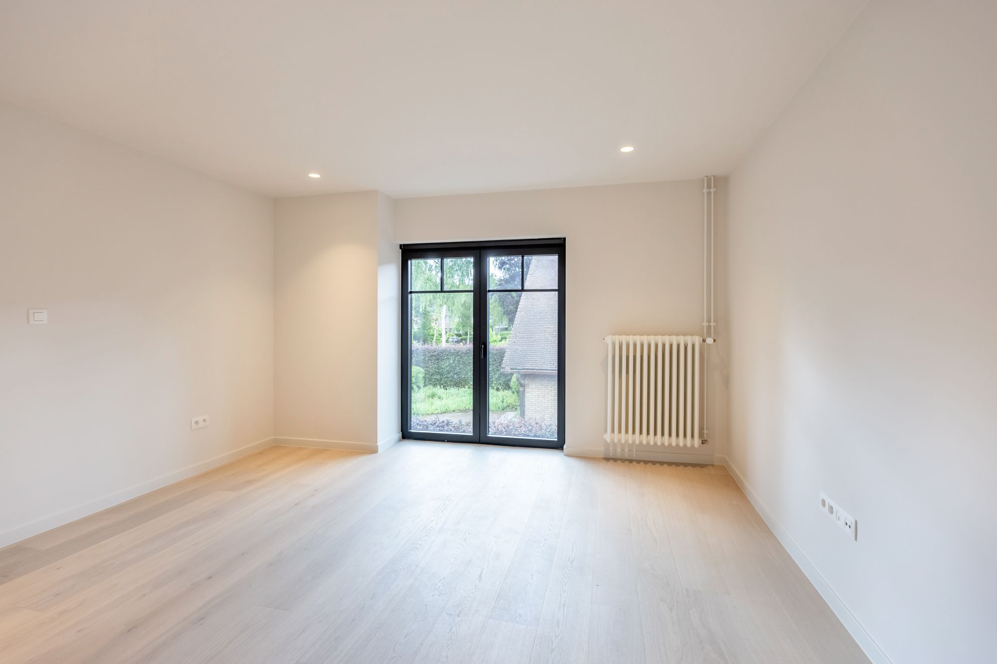 IDEALIS VASTGOED - EEN BIJZONDERE WONING OP EEN BIJZONDERE PLEK! DEZE VOLLEDIG VERNIEUWDE VILLA OP EEN PRACHTIGE RESIDENTIELE LOCATIE BESCHIKT OP DE GELIJKVLOERSE VERDIEPING OVER EEN SFEERVOLLE INKOMHAL, ROYALE LEEFRUIMTE MET AUTHENTIEKE ELEMENTEN, DOORLOPEND IN EEN EXTRA RUIME LEEFKEUKEN (MET TOEGANG TOT TERRAS), EEN MUDROOM, EXTRA RUIME INPANDIGE GARAGE/BERGING/WASPLAATS; OP DE VERDIEPING BESCHIKT DE WONING OVER 3 AANGENAME SLAAPKAMERS, EEN LUXUEUZE BADKAMER EN APART TOILET; VERDER BIEDT DE WONING NOG EEN RUIME BERGZOLDER; DE WONING WERD VOLLEDIG VERNIEUWD VAN RUWBOUW TOT AFWERKING EN VOORZIEN VAN NIEUW LEIDINGWERK EN SANITAIR, VOLLEDIGE NIEUWE ELECTRA, NIEUW SCHRIJNWERK IN ALUMINIUM, NIEUW DAK, VOLLEDIG NIEUW STUCWERK, NIEUWE BUITENAANLEG EN 12 ZONNEPANELEN! EEN ‘MUST SEE’ VOOR KOPERS OP ZOEK IN HET MOOIE SEGMENT! foto 39