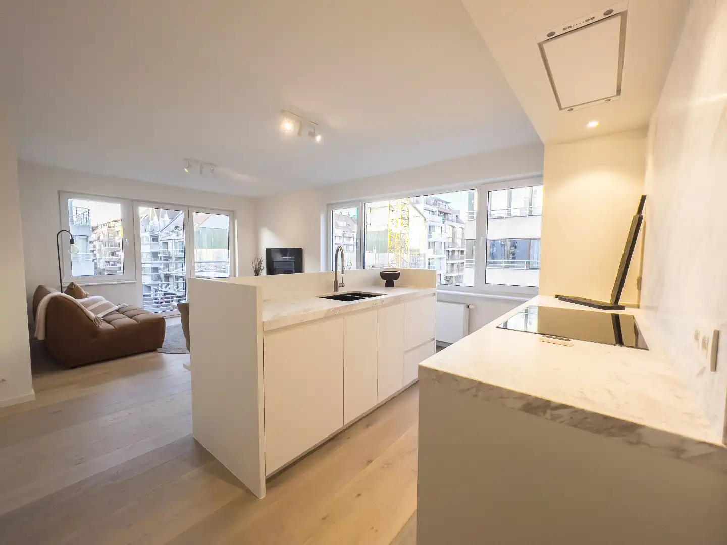 Zeer licht hoekappartement, volledig gerenoveerd, gelegen vlakbij de Lippenslaan en de Zeedijk. foto 6