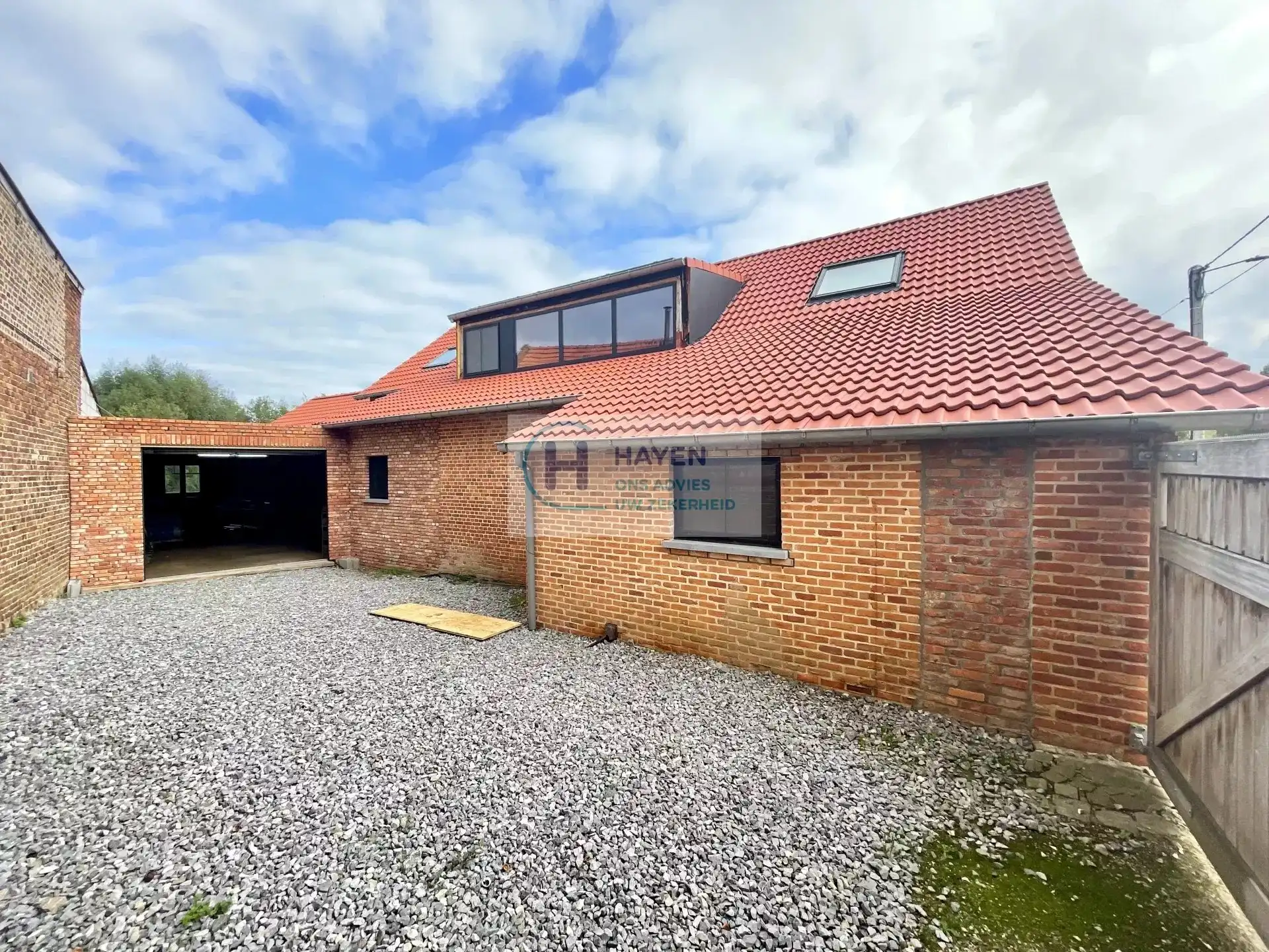 Zeer ruime woning in afwerkingsfase met veel potentieel op een groot perceel van 2.140m² foto 4