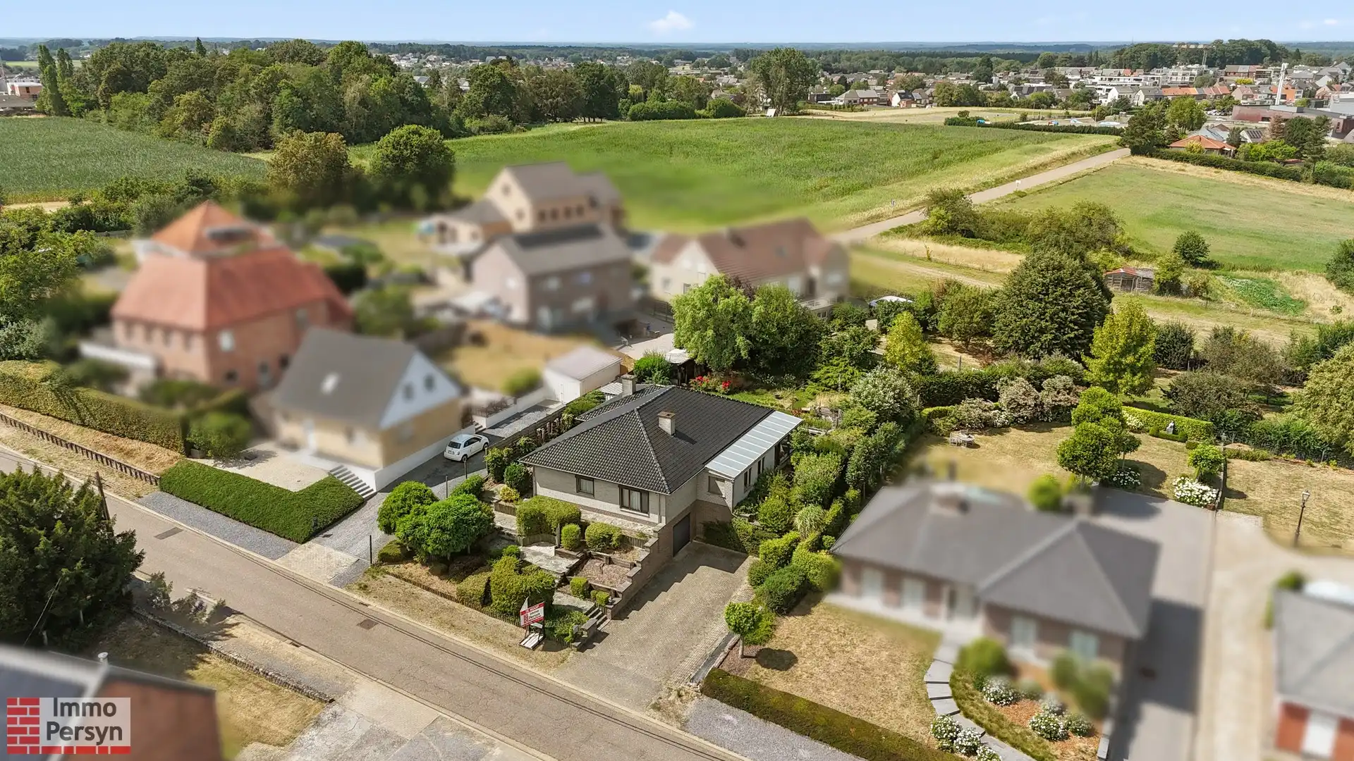 Charmante open bebouwing met praktische indeling in een rustige omgeving foto 2