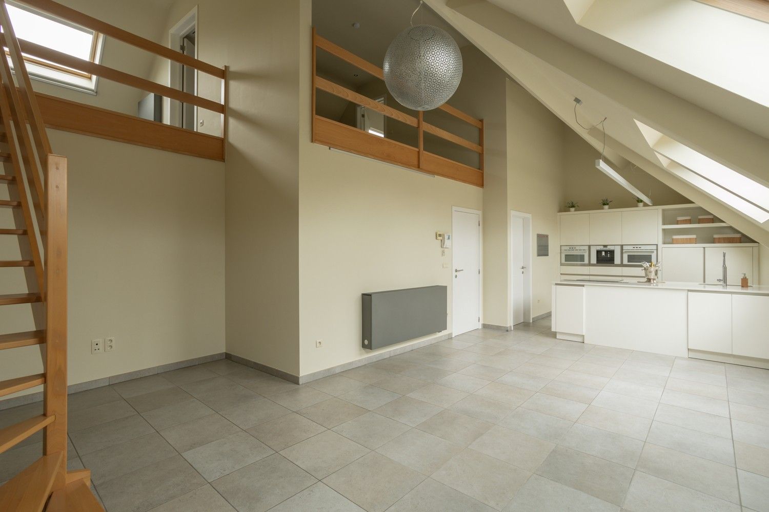 DUPLEXAPPARTEMENT MET 3 SLAAPKAMERS EN PARKEERPLAATS IN HET CENTRUM VAN BILZEN foto 2