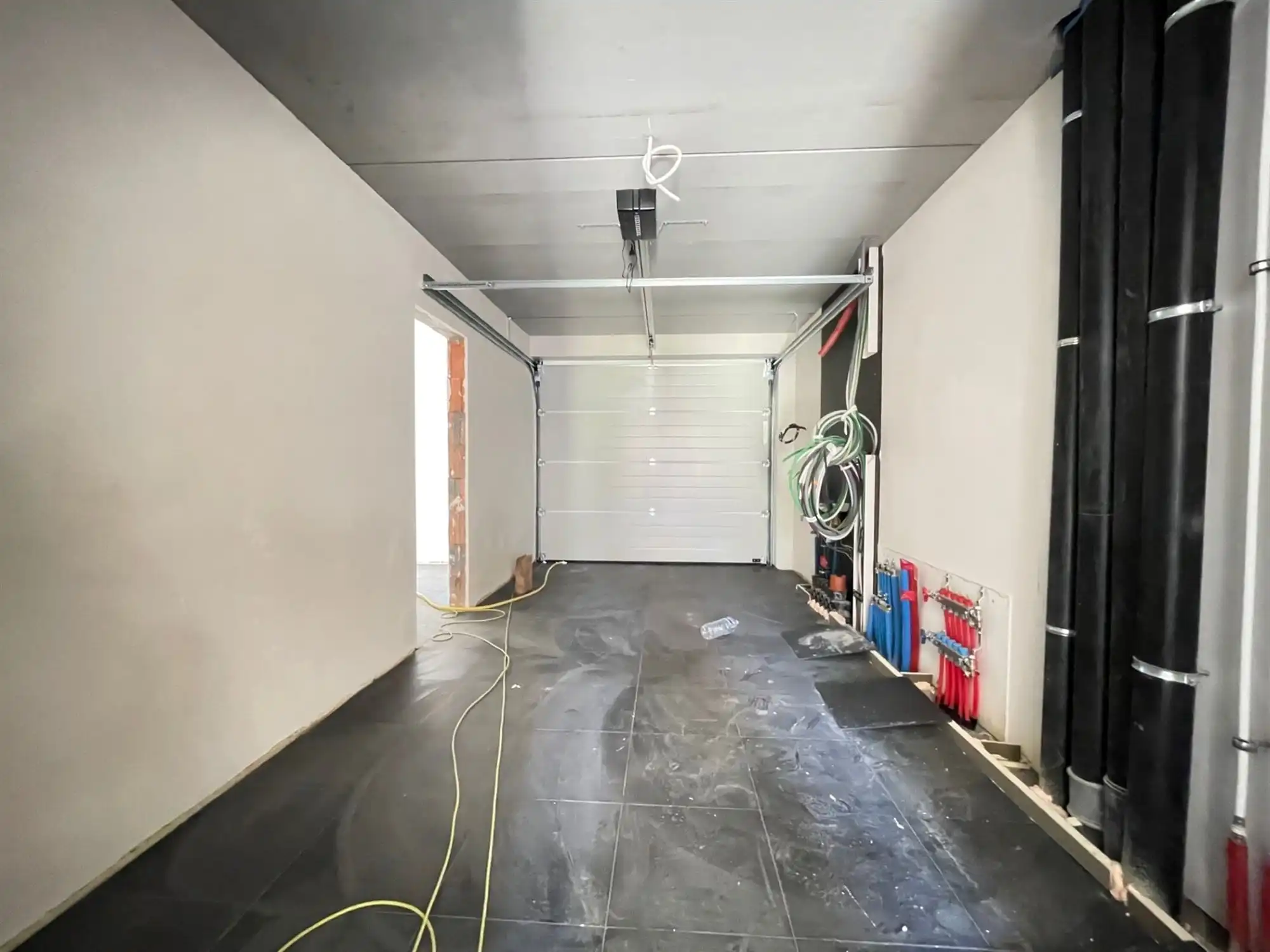 Knappe nieuwbouwwoning met 3 slaapkamers, inpandige garage op zonnig perceel van 371m² foto 3