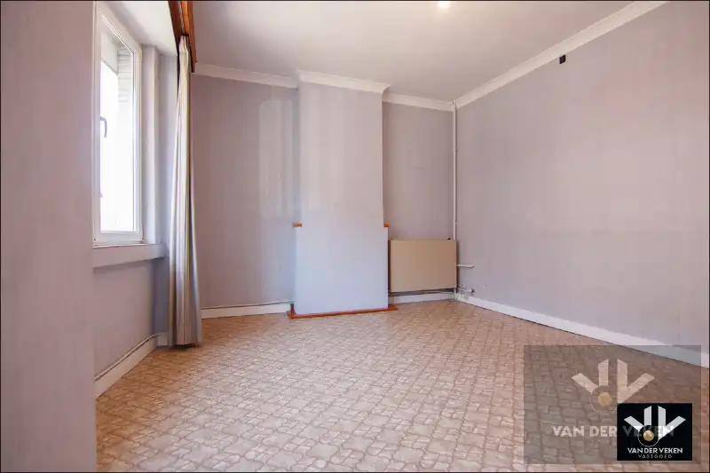 Ruime en goed gelegen te moderniseren rijwoning met gezellige binnekoer, garage en/of atelier foto 15