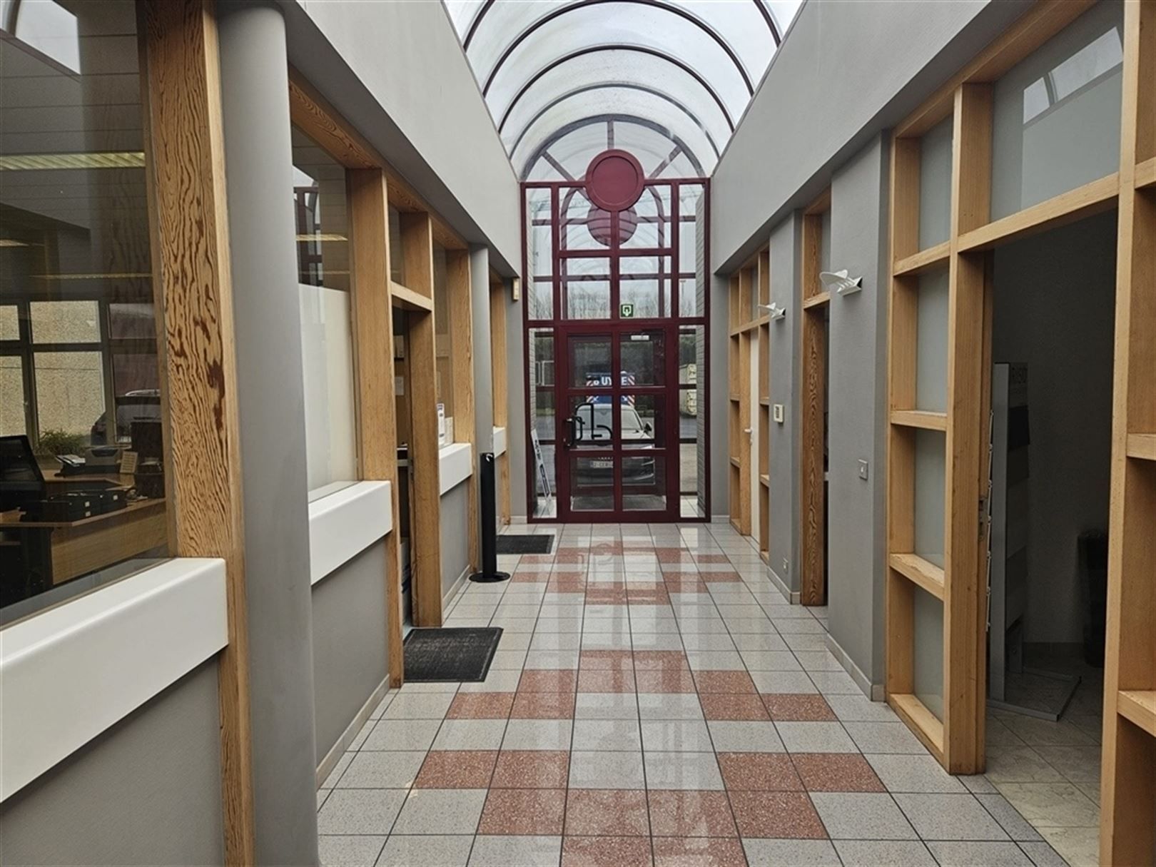 Multifuncitoneel bedrijfsgebouw foto 20