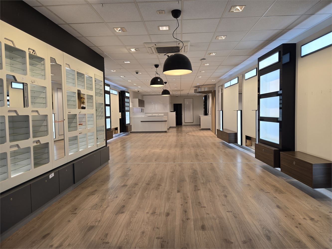 Ruim handelspand met brede vitrine in hartje Lier foto 2